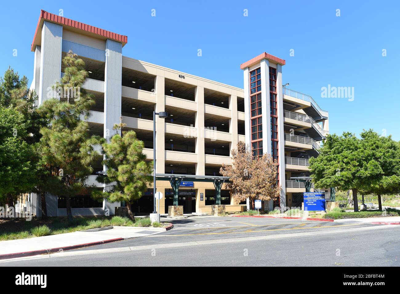 IRVINE, CALIFORNIA - 16 APRILE 2020: Struttura dei parcheggi e stazione di ricarica del campus dell'East Campus presso l'Università di California Irvine, UCI. Foto Stock