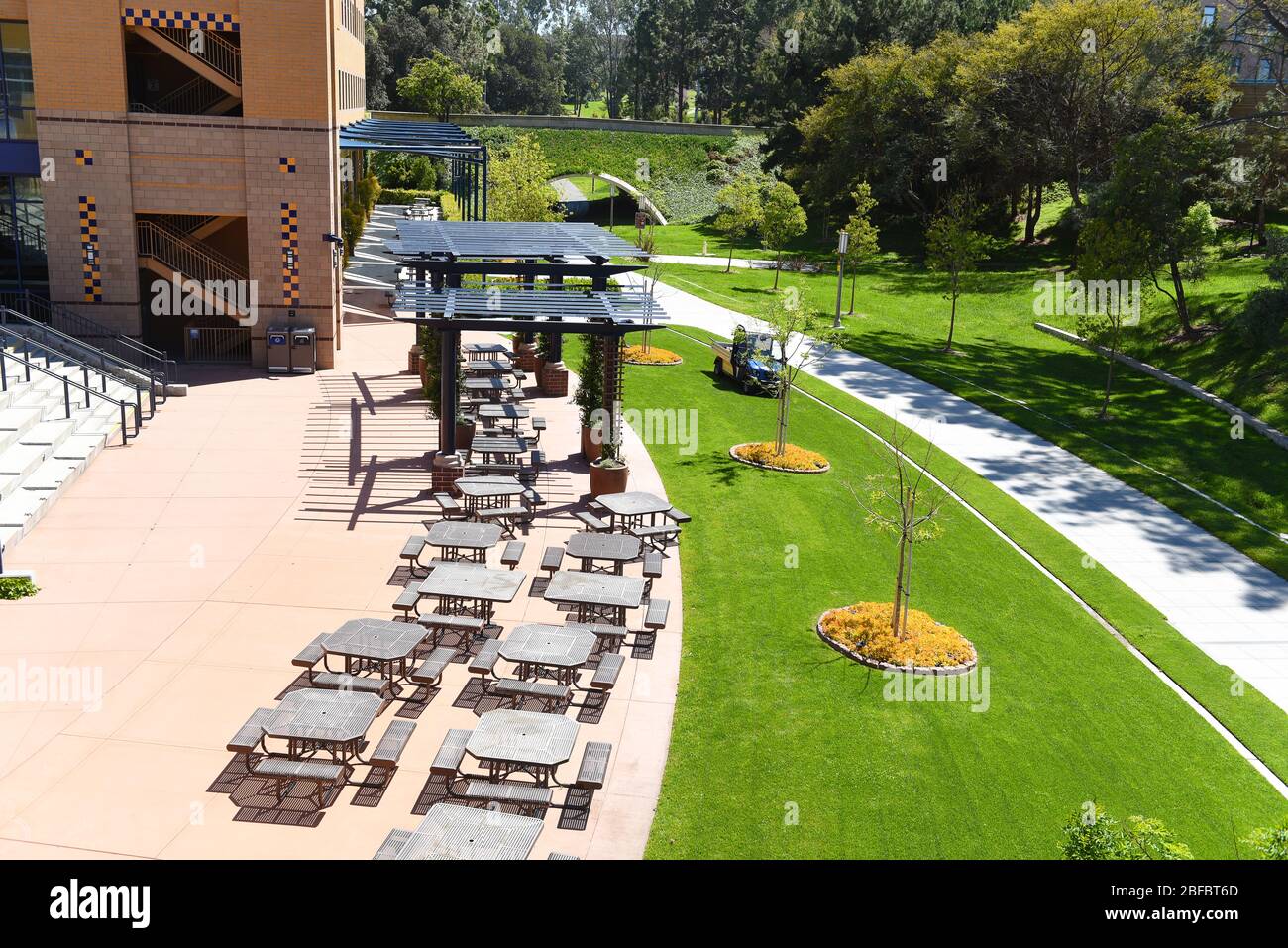 IRVINE, CALIFORNIA - 16 APRILE 2020: Tavoli da picnic fuori dal Centro visitatori dell'Università di California Irvine, campus UCI. Foto Stock