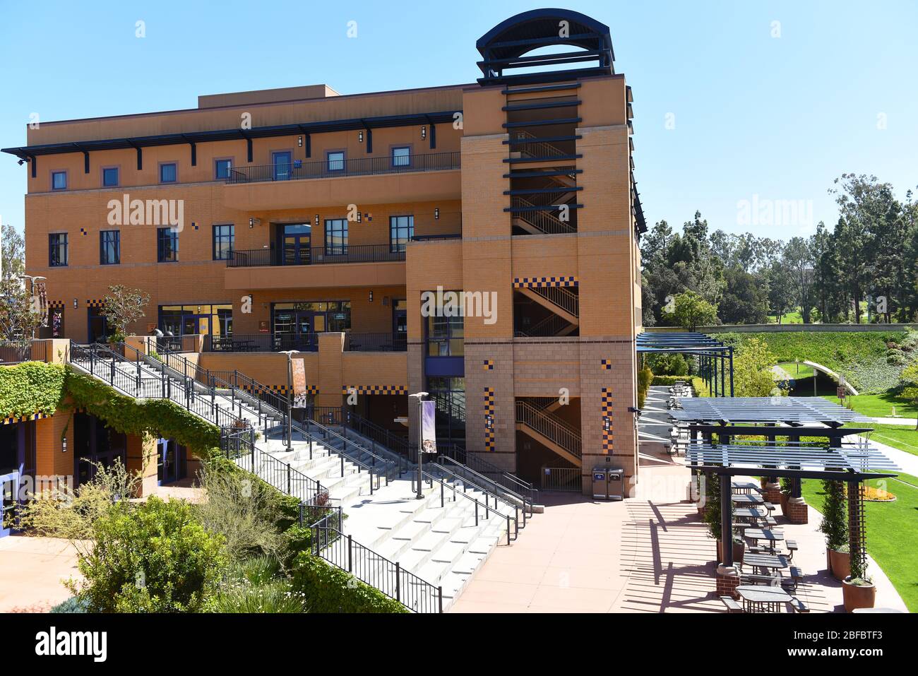 IRVINE, CALIFORNIA - 16 APRILE 2020: Centro visitatori sul Campus dell'Università della California Irvine, UCI. Foto Stock