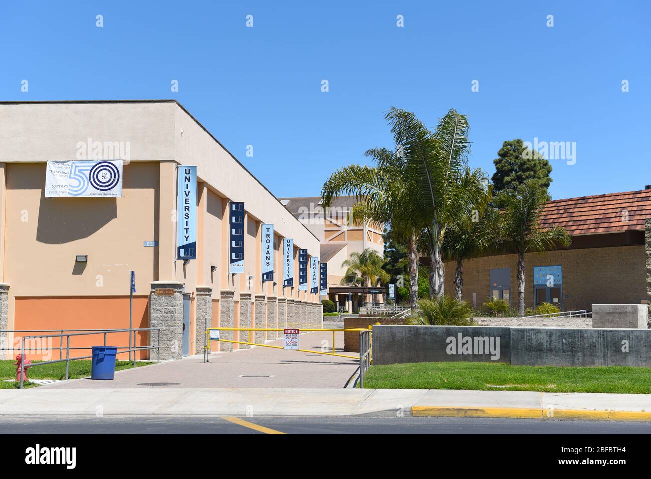 IRVINE, CALIFORNIA - 16 APRILE 2020: Palestra e striscioni presso la University High School, la prima scuola superiore di Irvine, è una scuola pubblica di prima classe Foto Stock