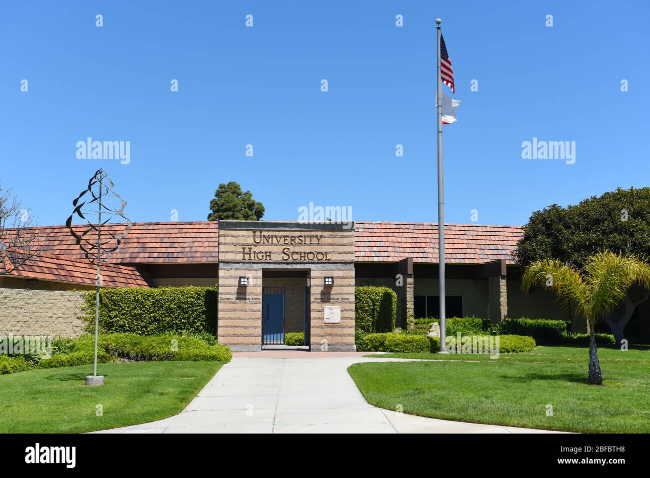 IRVINE, CALIFORNIA - 16 APRILE 2020: La scuola superiore universitaria, la prima scuola superiore in Irvine, è una scuola pubblica di alto rating in Orange County. Foto Stock