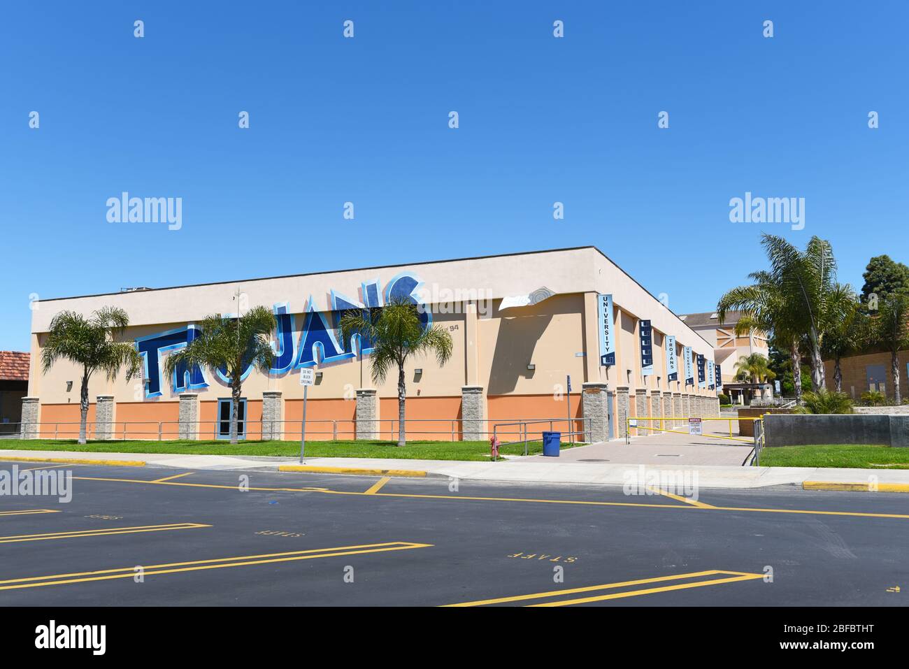 IRVINE, CALIFORNIA - 16 APRILE 2020: Palestra presso la University High School, la prima scuola superiore di Irvine, è una scuola pubblica di alto livello in Orange Count Foto Stock