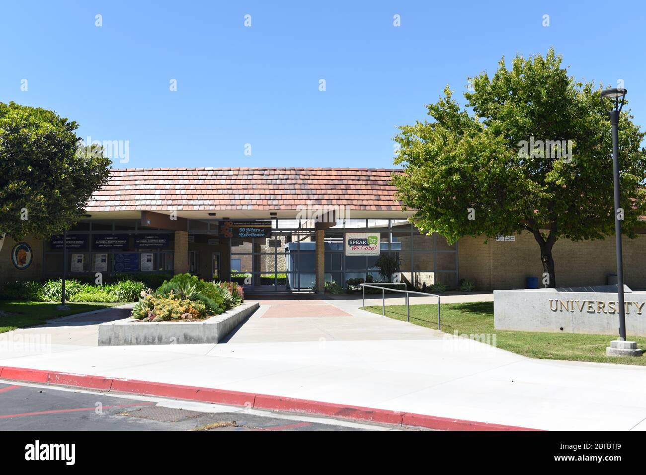 IRVINE, CALIFORNIA - 16 APRILE 2020: Ingresso alla University High School, la prima scuola superiore di Irvine, è una scuola pubblica di alto livello nella contea di Orange Foto Stock