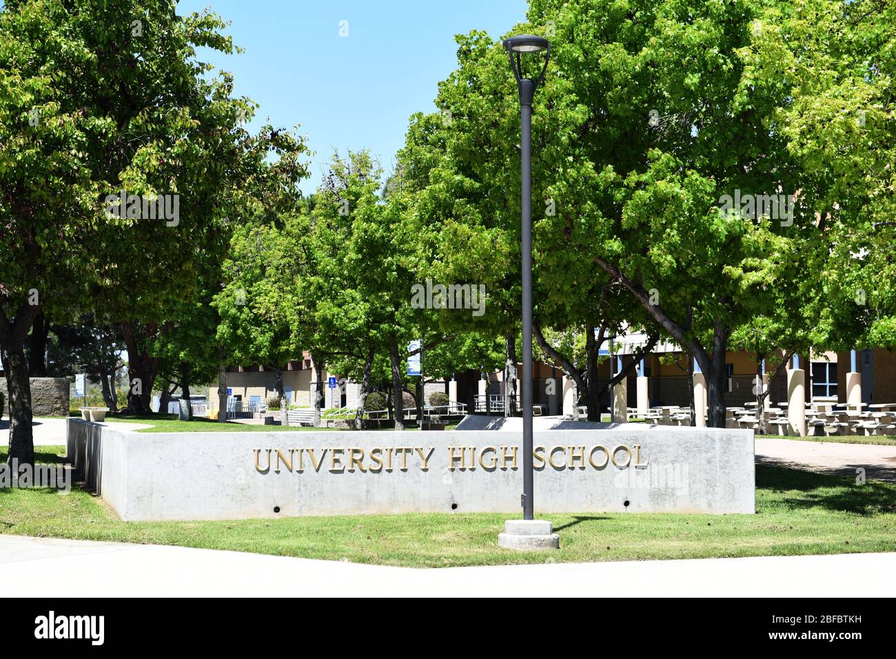 IRVINE, CALIFORNIA - 16 APRILE 2020: Segno e quad alla University High School, la prima scuola superiore di Irvine, è una scuola pubblica di alto livello a Orange C. Foto Stock