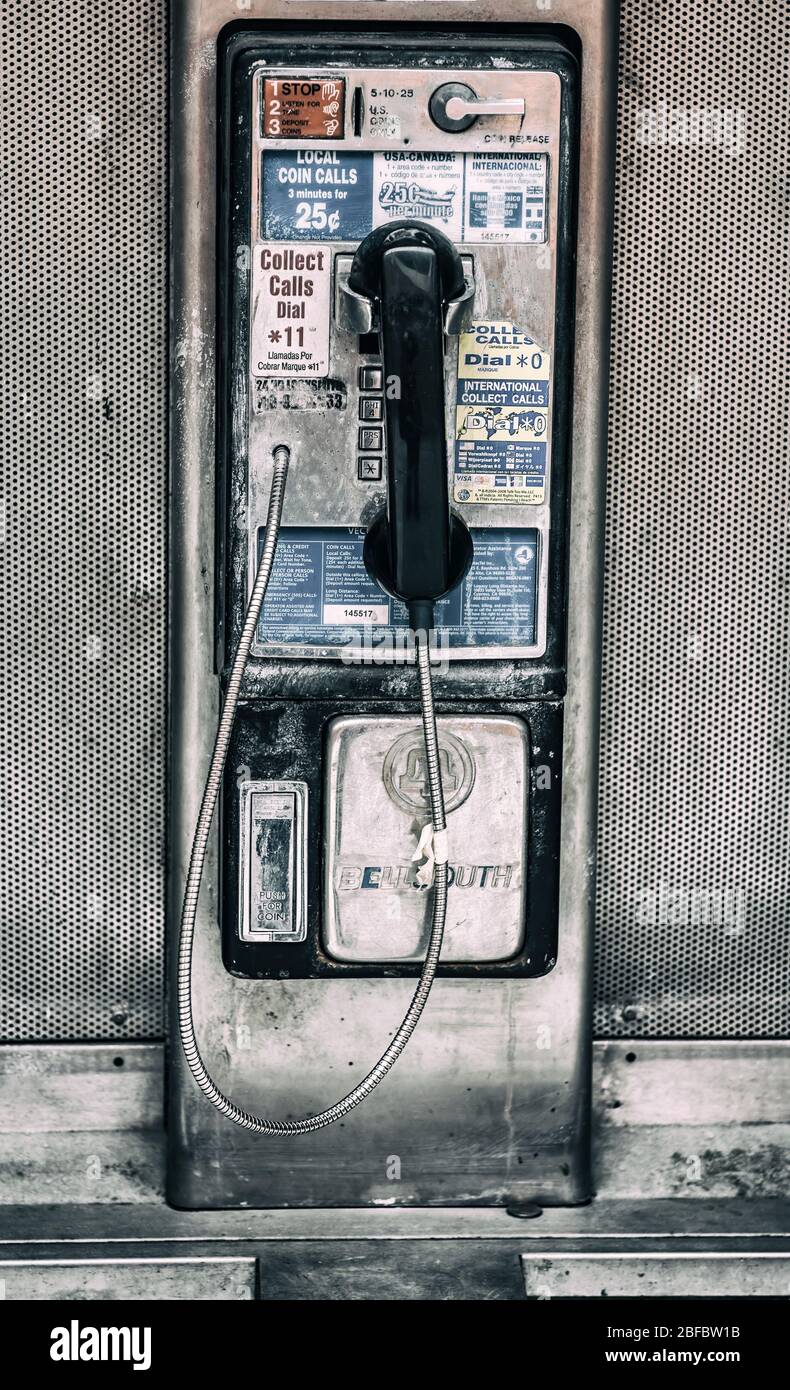 Telefono pubblico obsoleto e raramente visto o utilizzato. Foto Stock