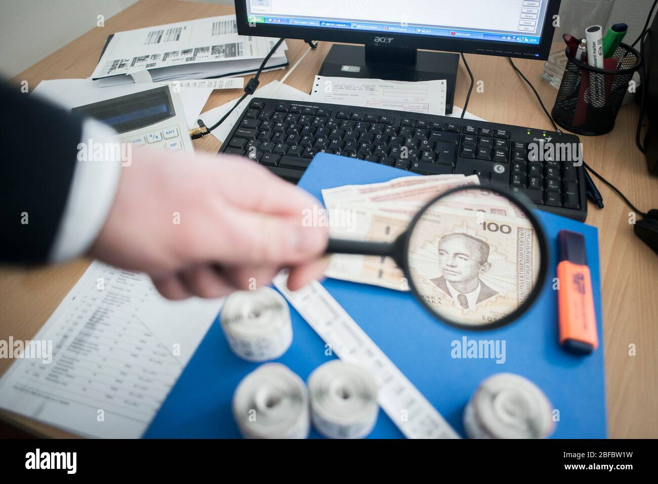 Denaro bosniaco, tasse, corruzione, fatture, revisione, frode di denaro. Foto Stock
