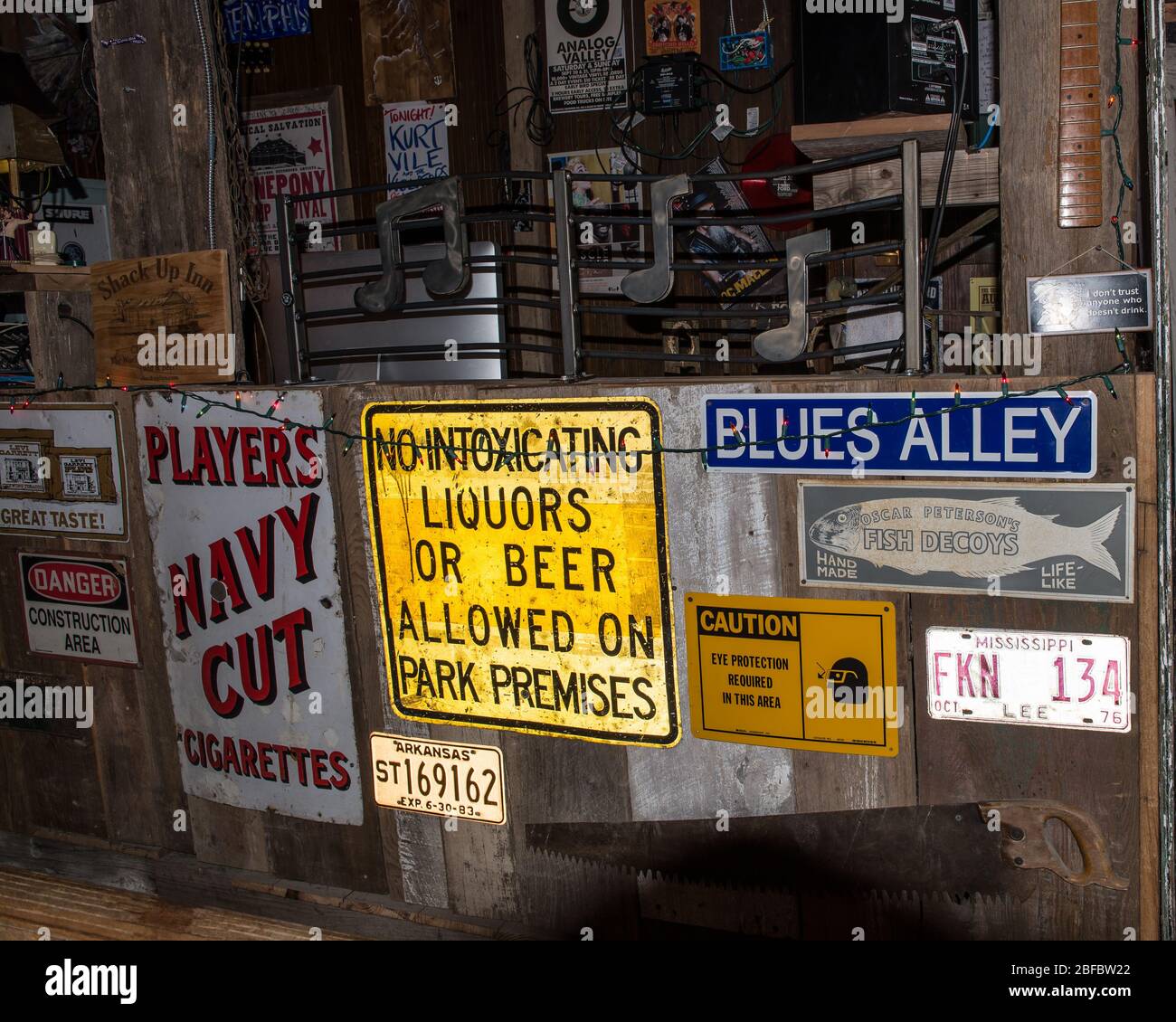 Grunge bar con indicazioni per musica, bevande e vecchi insegne in Mississippi Foto Stock