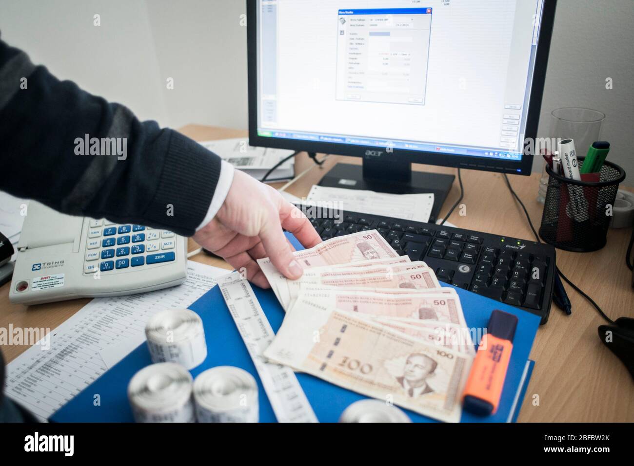 Denaro bosniaco, tasse, corruzione, fatture, revisione, frode di denaro. Foto Stock