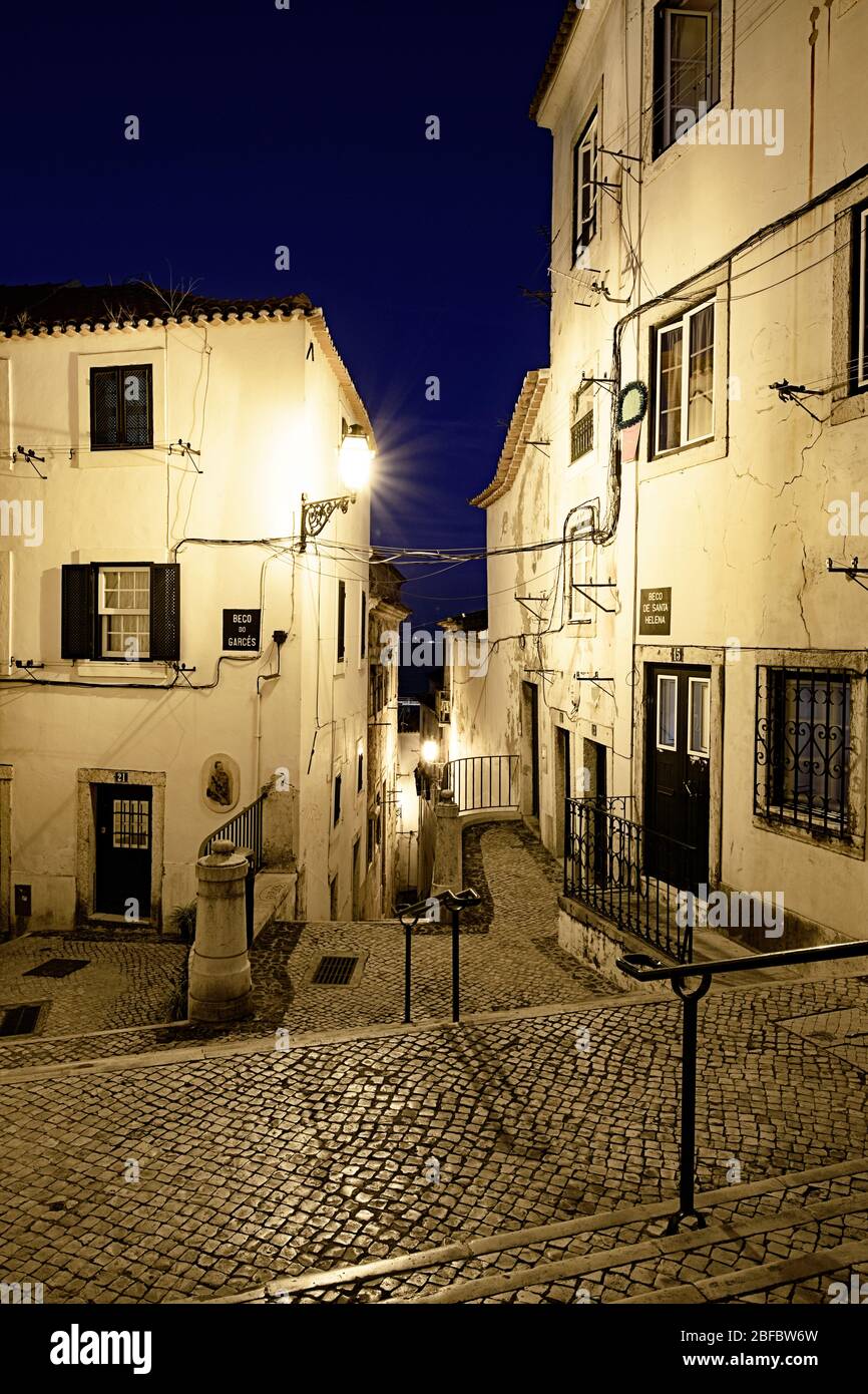 Immagine notturna di un angolo caratteristico del quartiere di Alfama a Lisbona Foto Stock