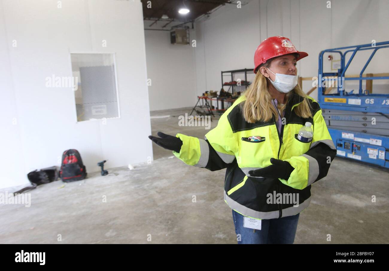 Earth City, Missouri, Stati Uniti. 17 aprile 2020. Deanna Venker, project manager, mostra ai giornalisti l'ingresso che i corpi arriveranno a un morgue di overflow, a Earth City, Missouri, venerdì 17 aprile 2020. Il dignitoso Transfer Center, costruito in soli dieci giorni, è una struttura di 29,000 metri quadrati costruita per la preparazione che fornirà assistenza a ospedali, morgues e case funerarie. Credit: UPI/Alamy Live News Foto Stock