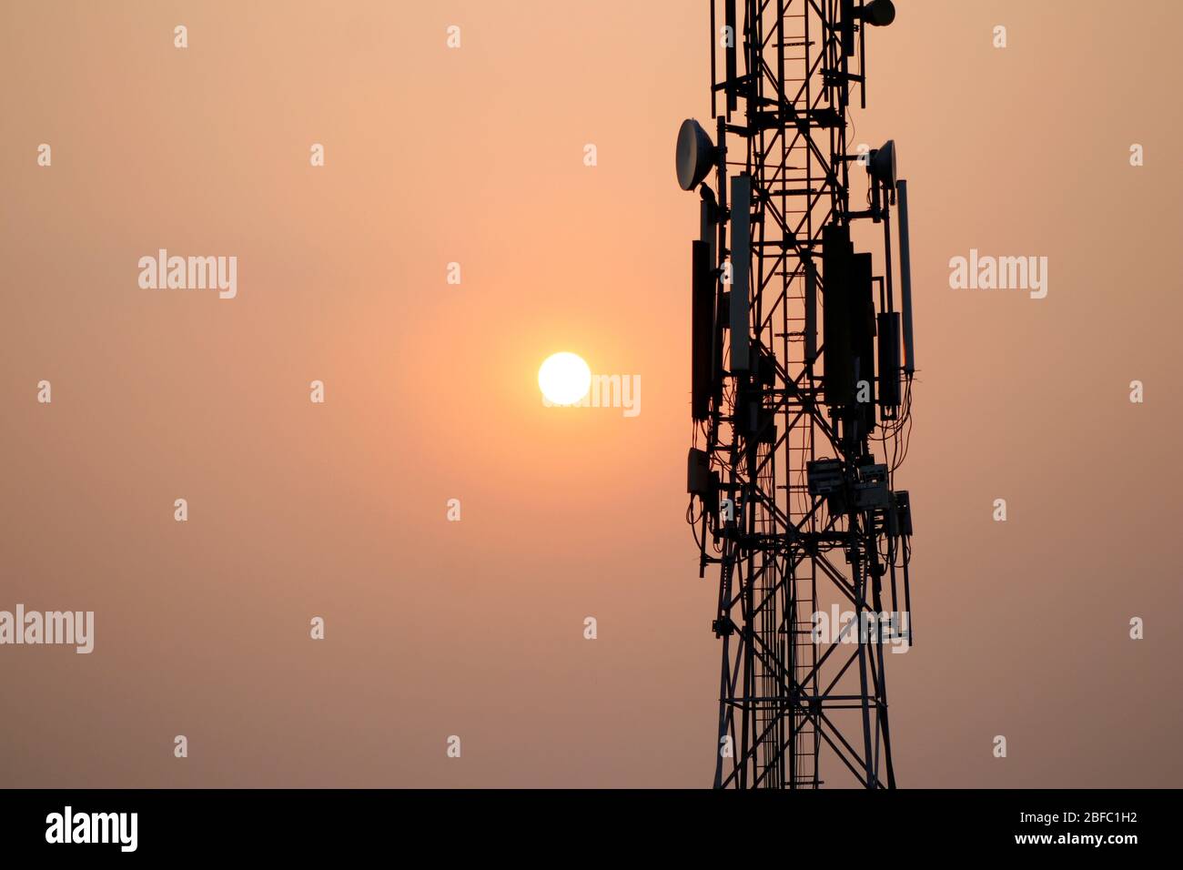 Sun Rising e Sunset | Torre dell'operatore mobile Foto Stock