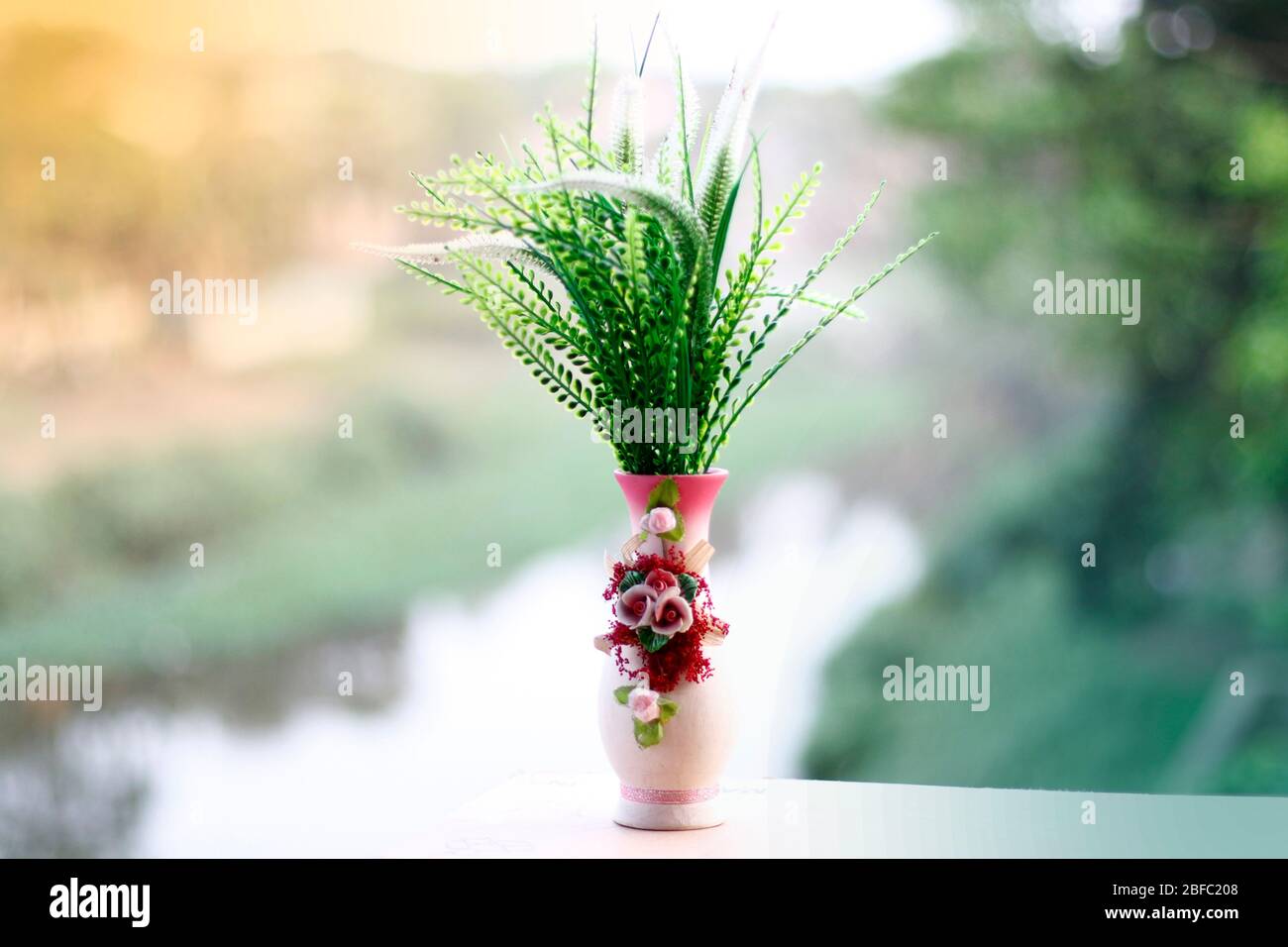 Fiore e albero in pentola | albero estetico, pezzo da esposizione regalo Foto Stock