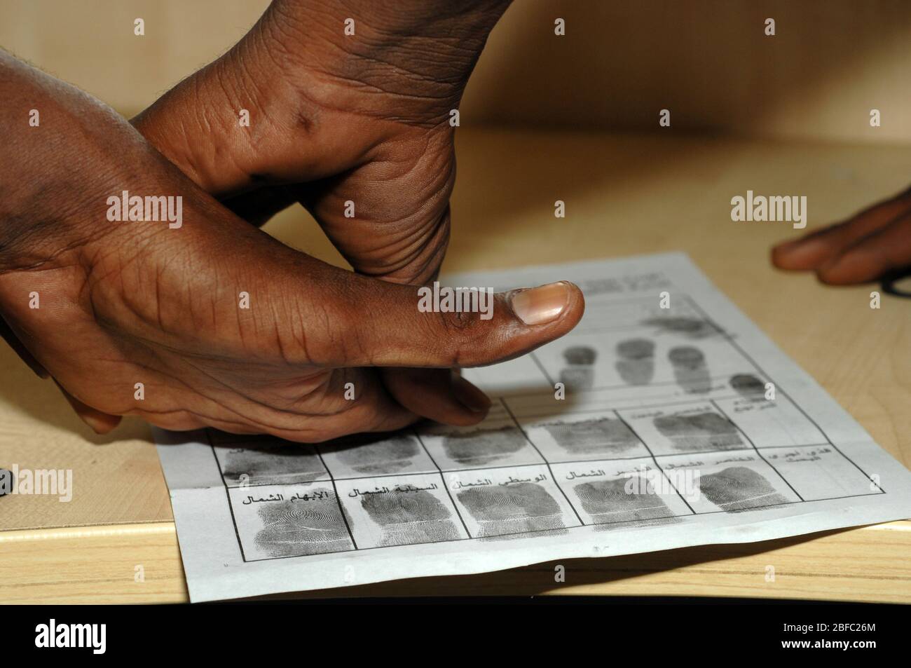 Un sospetto criminale ha le sue impronte digitali Foto Stock