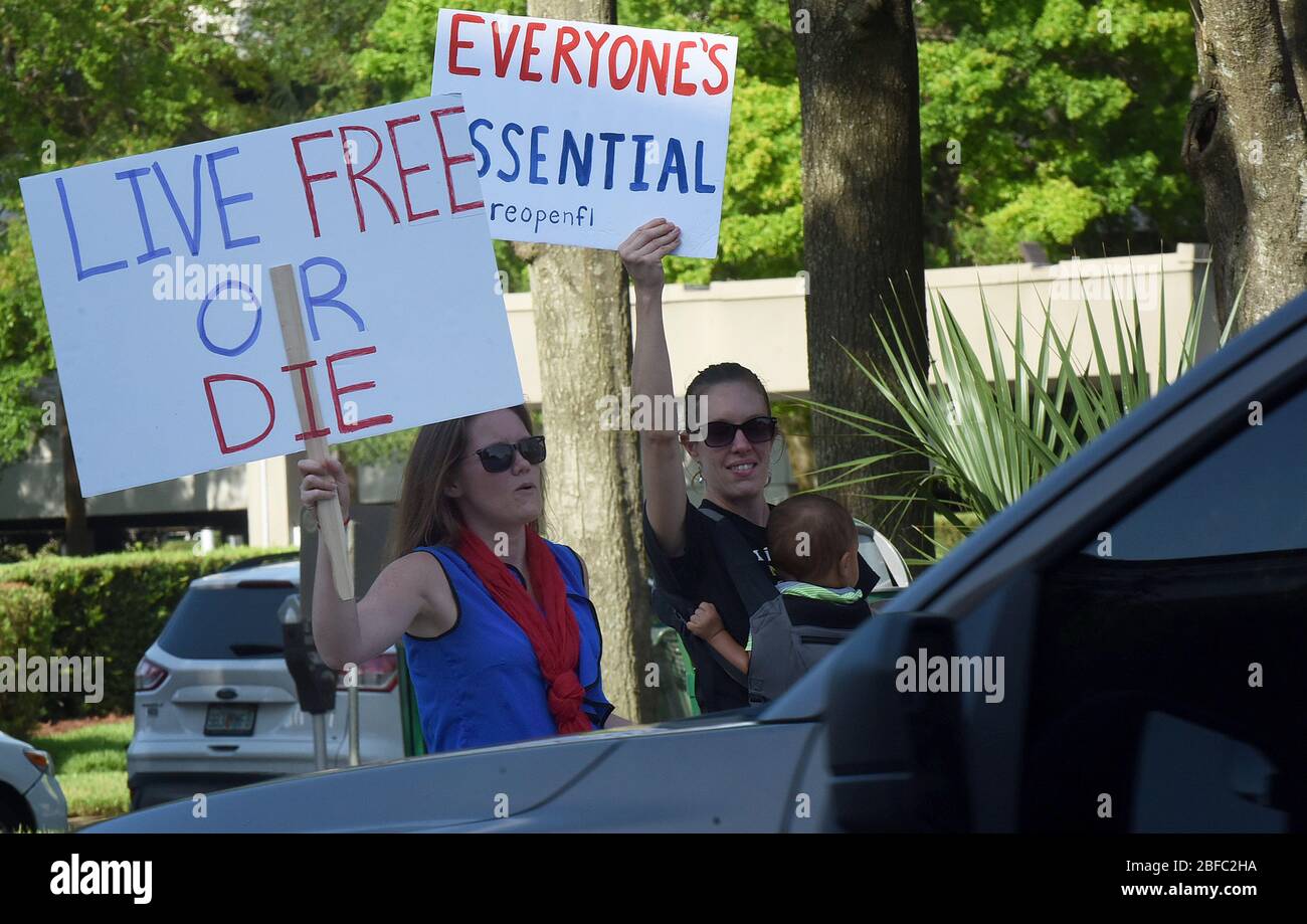 17 aprile 2020 - Orlando, Florida, Stati Uniti - manifestanti dimostrano fuori dall'edificio dell'Amministrazione della Contea di Orange a Orlando, Florida il 17 aprile, 2020 chiedere la fine degli ordini di soggiorno a casa e la riapertura delle aziende della Florida, mentre la pandemia COVID-19 tiene migliaia di persone nelle loro case e fuori dal lavoro. (Paul Hennessy/Alamy) Credit: Paul Hennessy/Alamy Live News Foto Stock