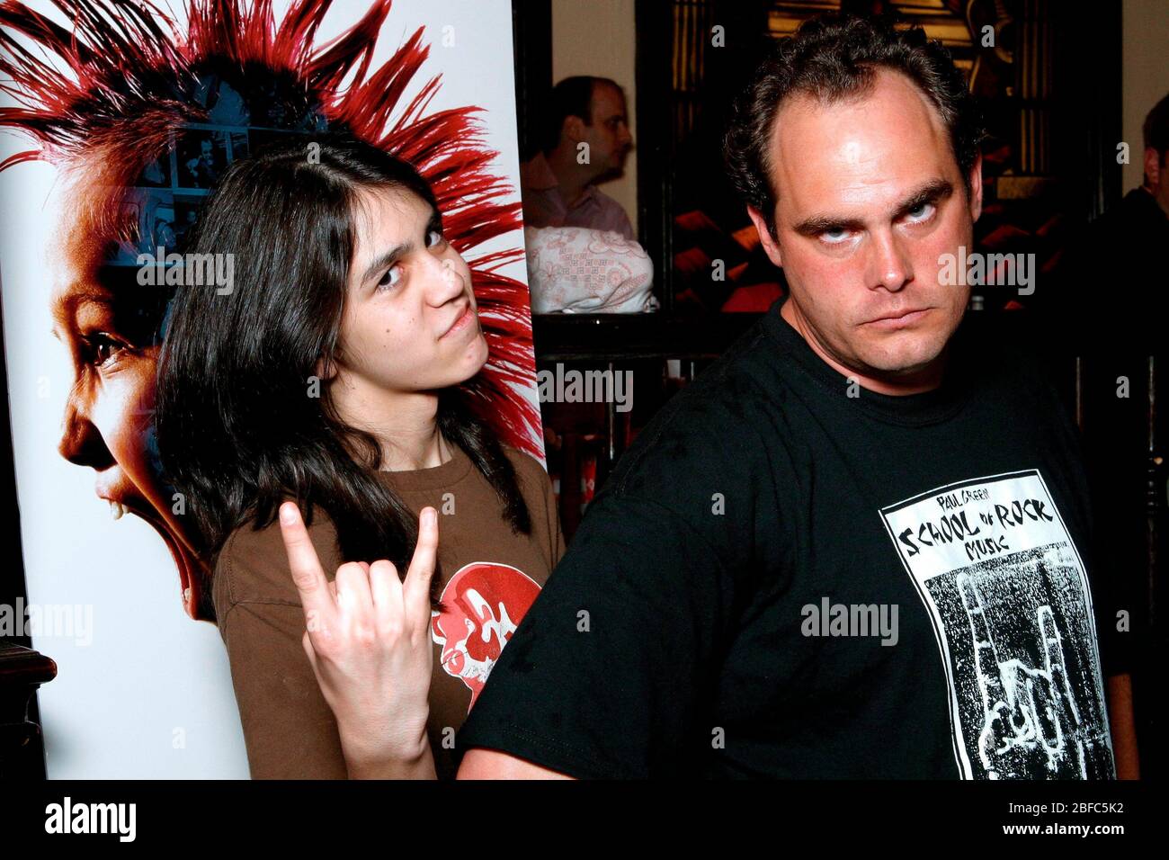 Proprietario della Rock School, Paul Green e il suo migliore studente di chitarra, C J Tywoniak che promuove il loro film 'Rock School' all'Hard Rock Cafe di Philadelphia. 2005 giugno 6 credito: Scott Weiner/MediaPunch Foto Stock