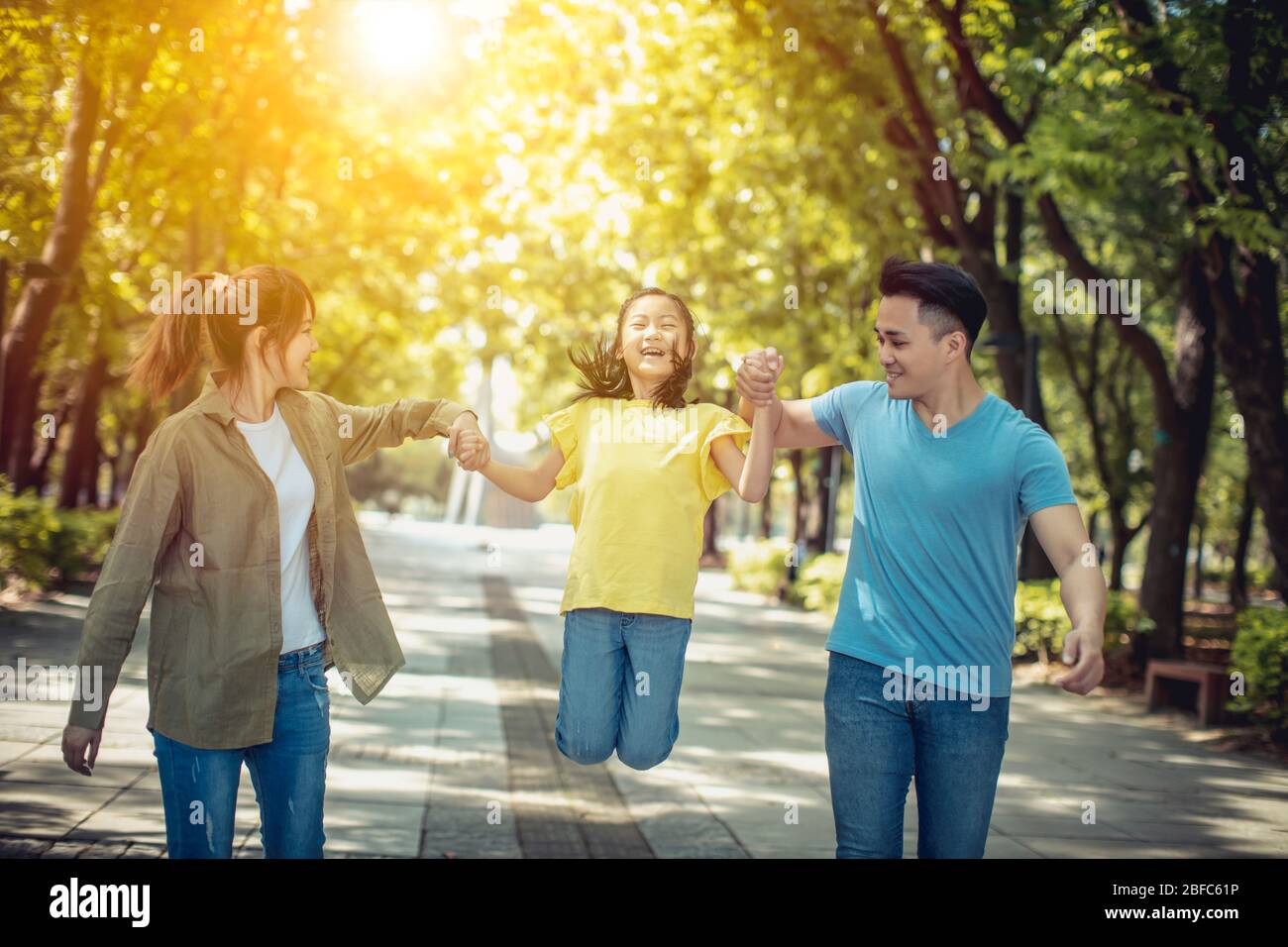 Giovane famiglia asiatica con bambini divertirsi nel parco naturale Foto Stock