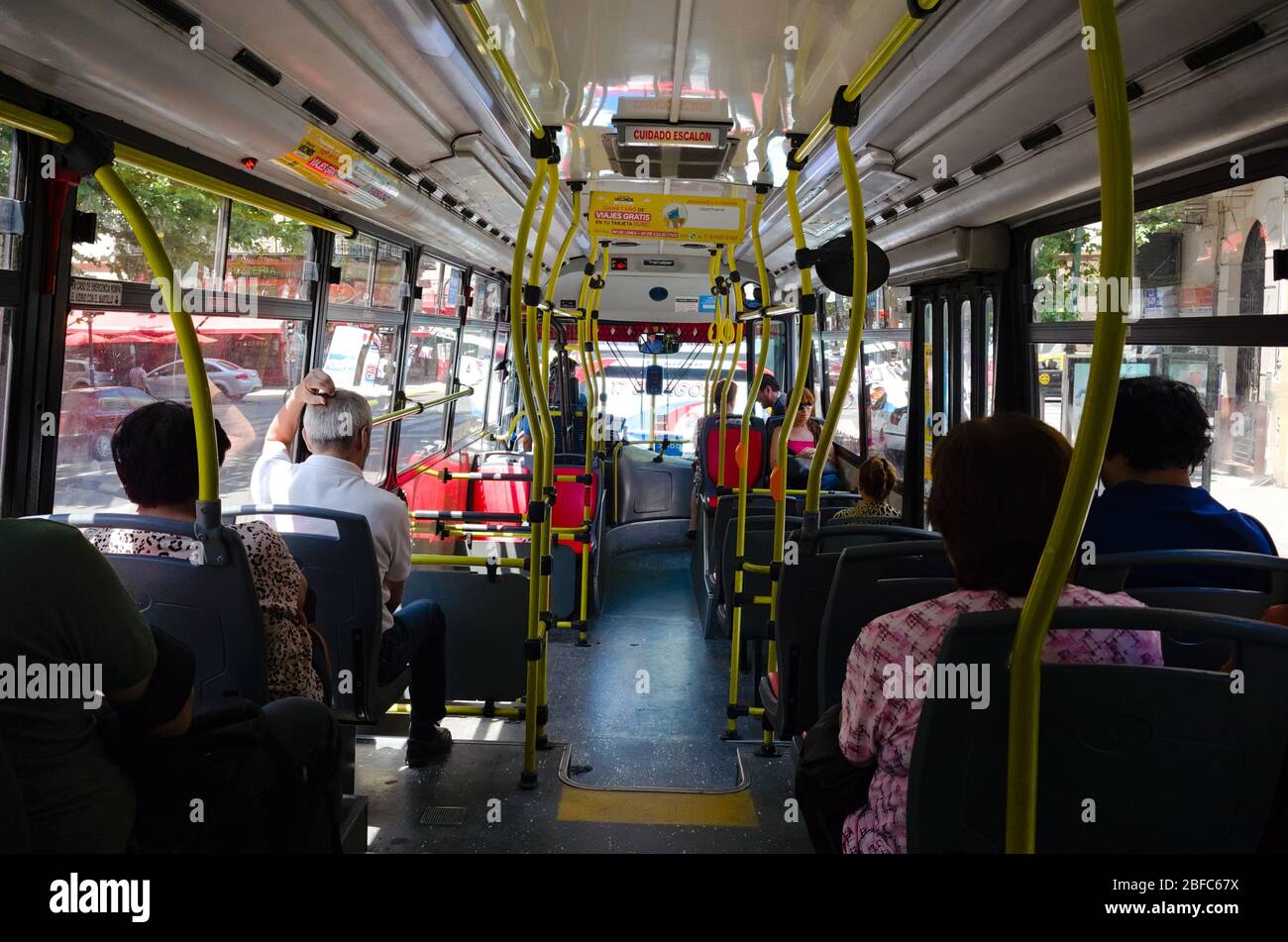 Buenos Aires, Argentina - Gennaio 2020: Persone a cavallo in un autobus. Passeggeri seduti a sedere all'interno dell'autobus pubblico della città. Foto Stock
