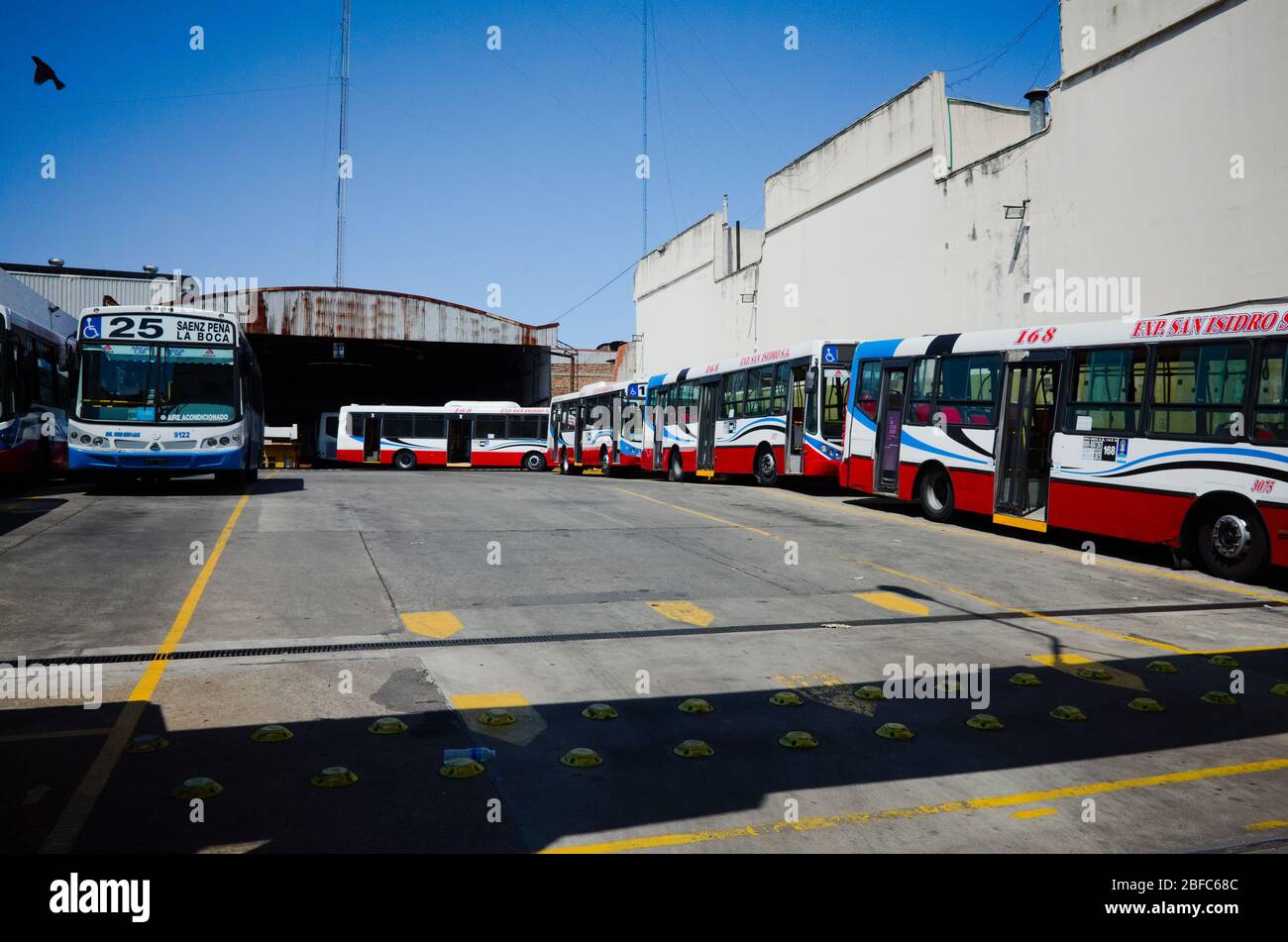Buenos Aires, Argentina - Gennaio 2020: Autobus della linea 5 su una fermata di fronte alla stazione ferroviaria Retiro Mitre (Estacion Retiro Mitre) vicino a Plaza SA Foto Stock