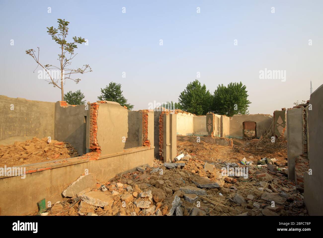 Materiali per demolizioni di abitazioni nel sito di demolizione, scattare foto nella contea di Luannan, provincia di Hebei in Cina£ Foto Stock