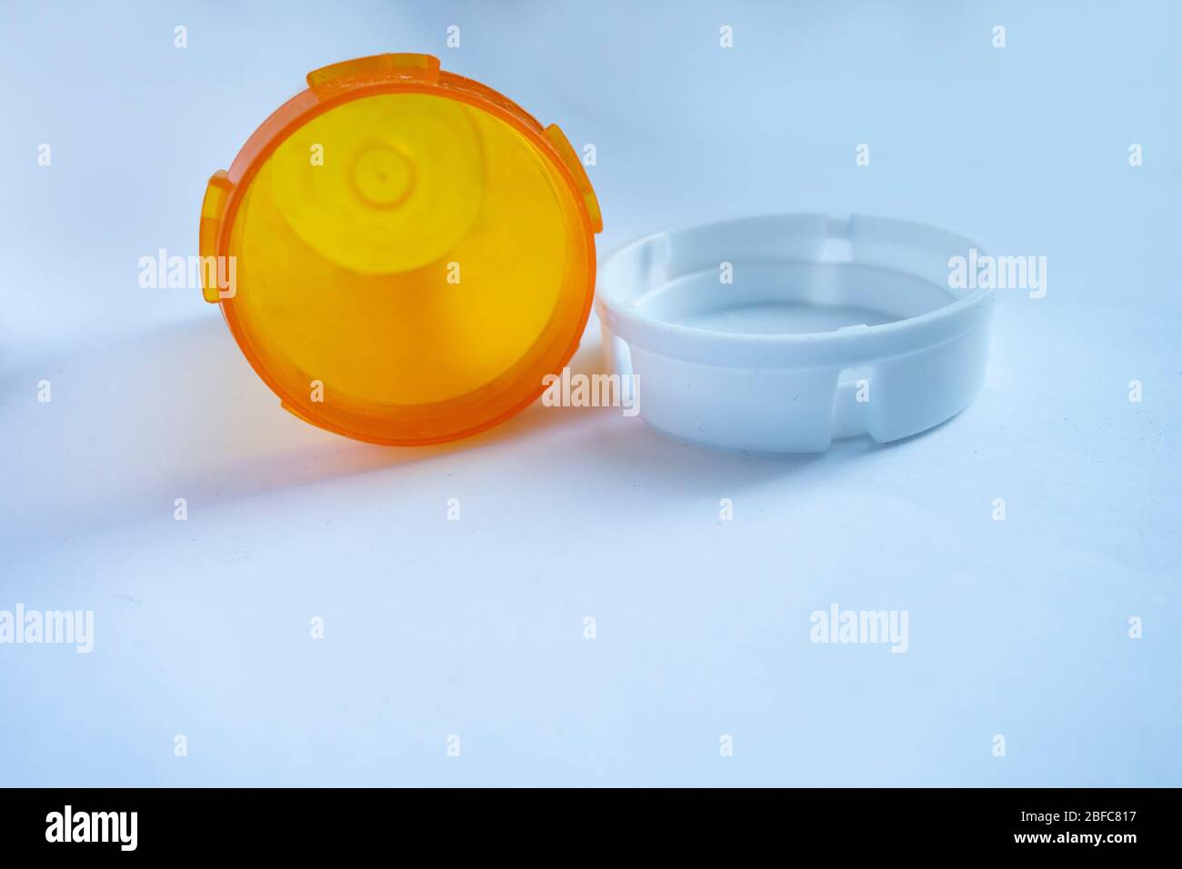 Flacone per pillola vuoto aperto su bianco Foto Stock