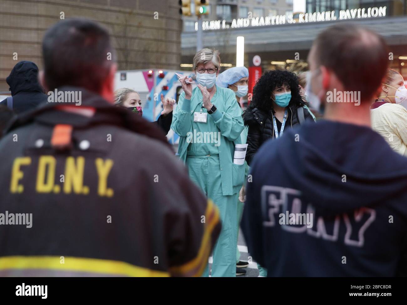 New York, Stati Uniti. 17 Aprile 2020. Gli operatori sanitari dell'ospedale di NYU Langone applaudono quando i vigili del fuoco, gli agenti di polizia e i pedoni della FDNY applaudono e mostrano la loro gratitudine al personale medico e ai lavoratori essenziali in prima linea della pandemia di coronavirus a New York City giovedì 16 aprile 2020. Il numero di vittime dei coronavirus della città ha continuato a salire con oltre 700 nuovi decessi COVID-19, portando il totale ad oltre 12,000. Foto di John Angelillo/UPI Credit: UPI/Alamy Live News Foto Stock