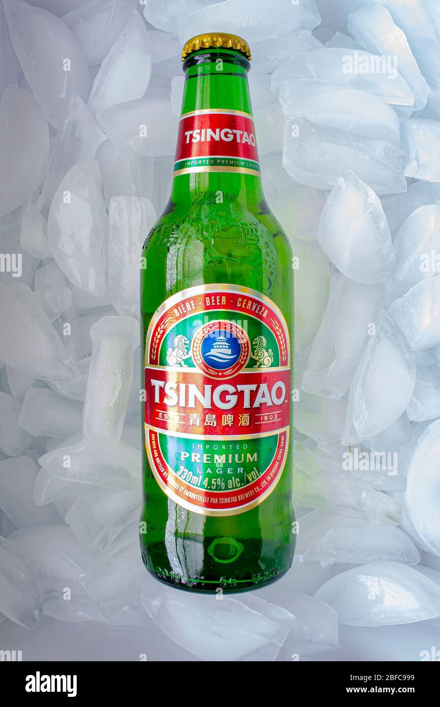 Calgary, Alberta, Canada. Aprile 17, 2020. Una bottiglia di birra Tsingtao su un letto di ghiaccio. Foto Stock