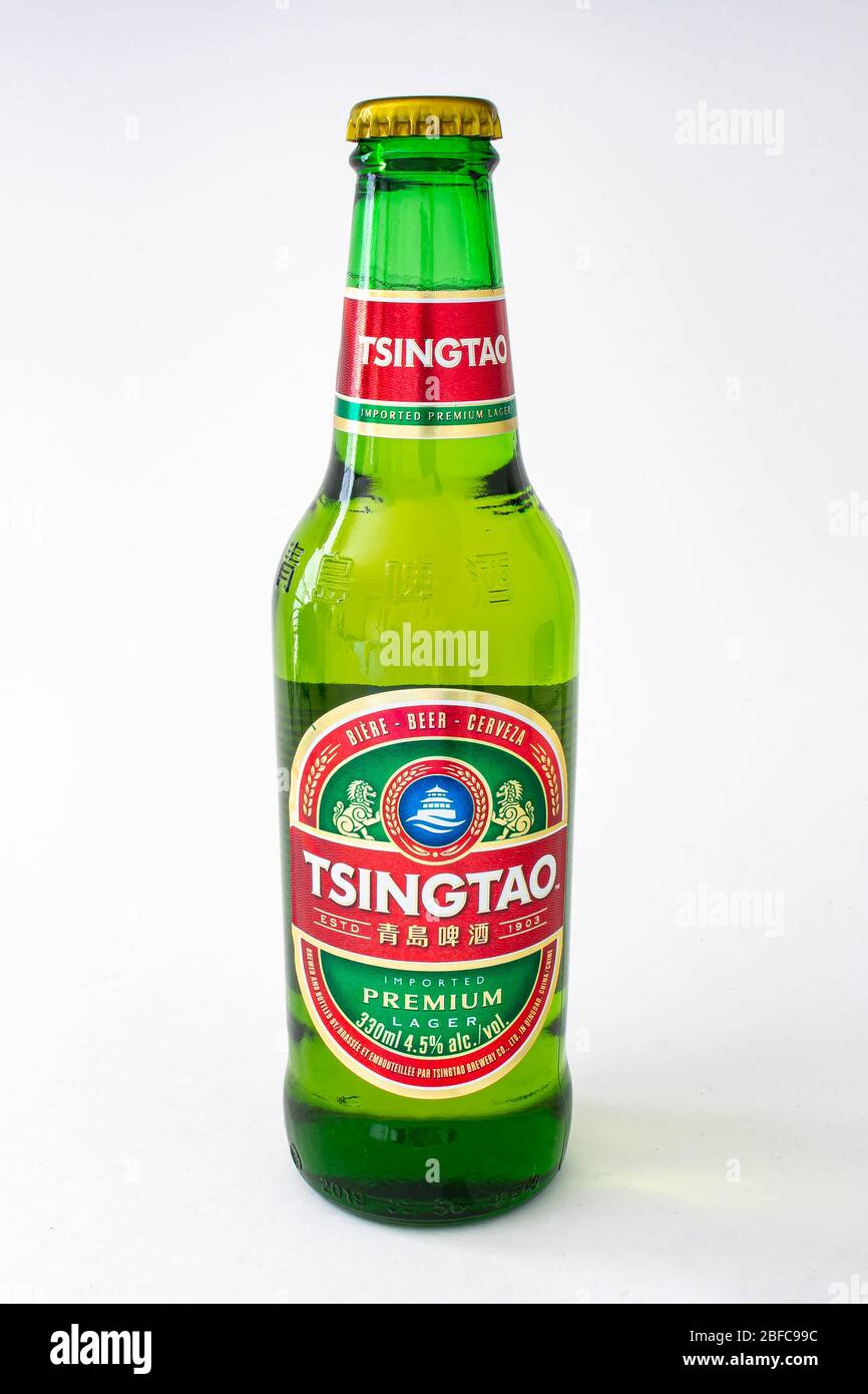 Calgary, Alberta, Canada. Aprile 17, 2020. Vista frontale di una bottiglia di birra Tsingtao. La birreria cinese è la seconda più grande birreria, con circa il 15% di cupole Foto Stock