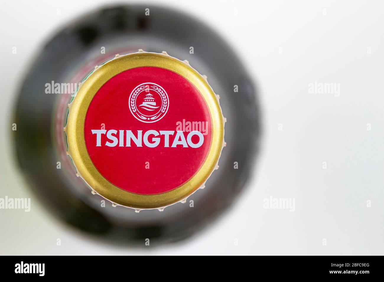 Calgary, Alberta, Canada. Aprile 17, 2020. Vista dall'alto di un berretto da birra Tsingtao. Foto Stock