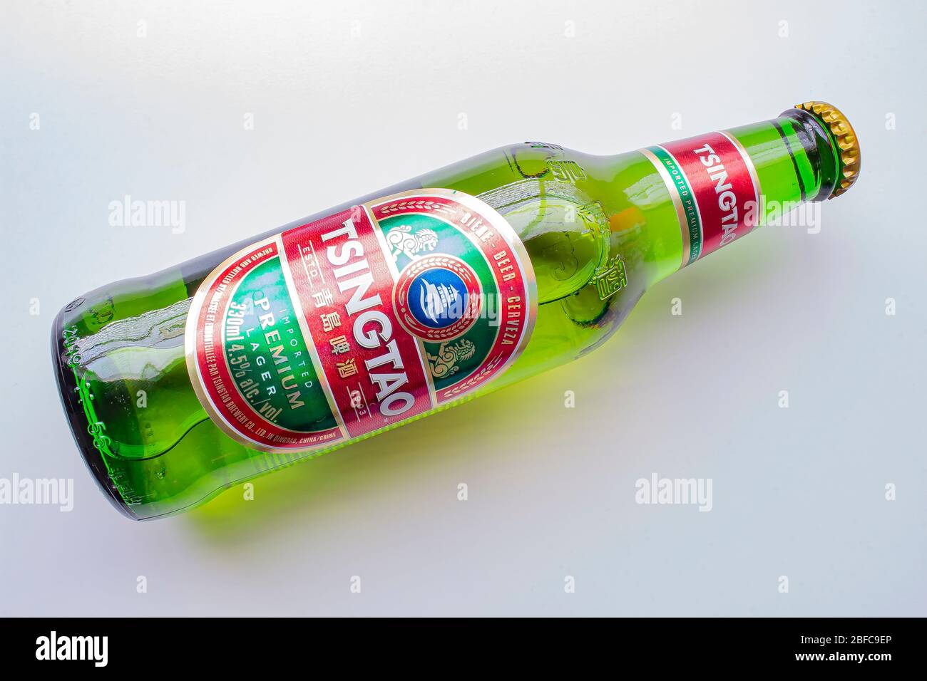 Calgary, Alberta, Canada. Aprile 17, 2020. Una bottiglia di birra Tsingtao su fondo bianco Foto Stock