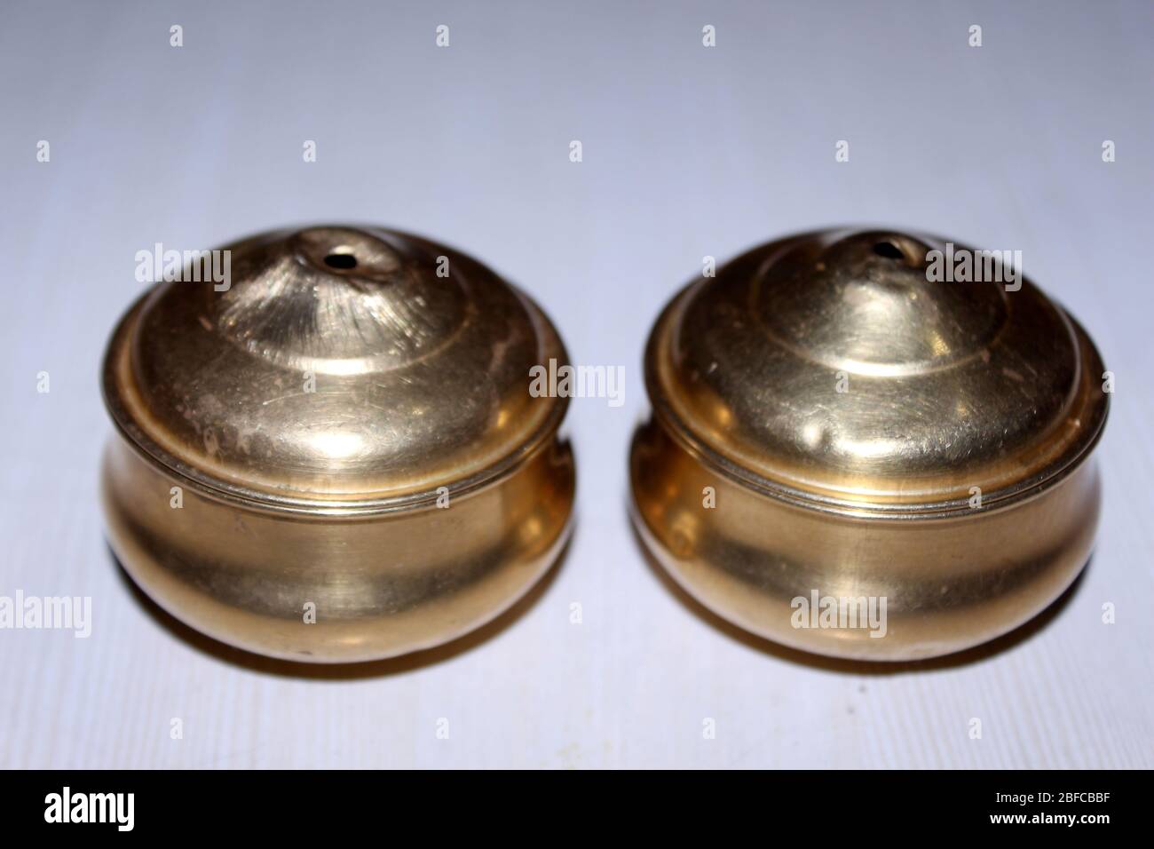 Vaso di Brass vintage orientale su sfondo bianco Foto Stock