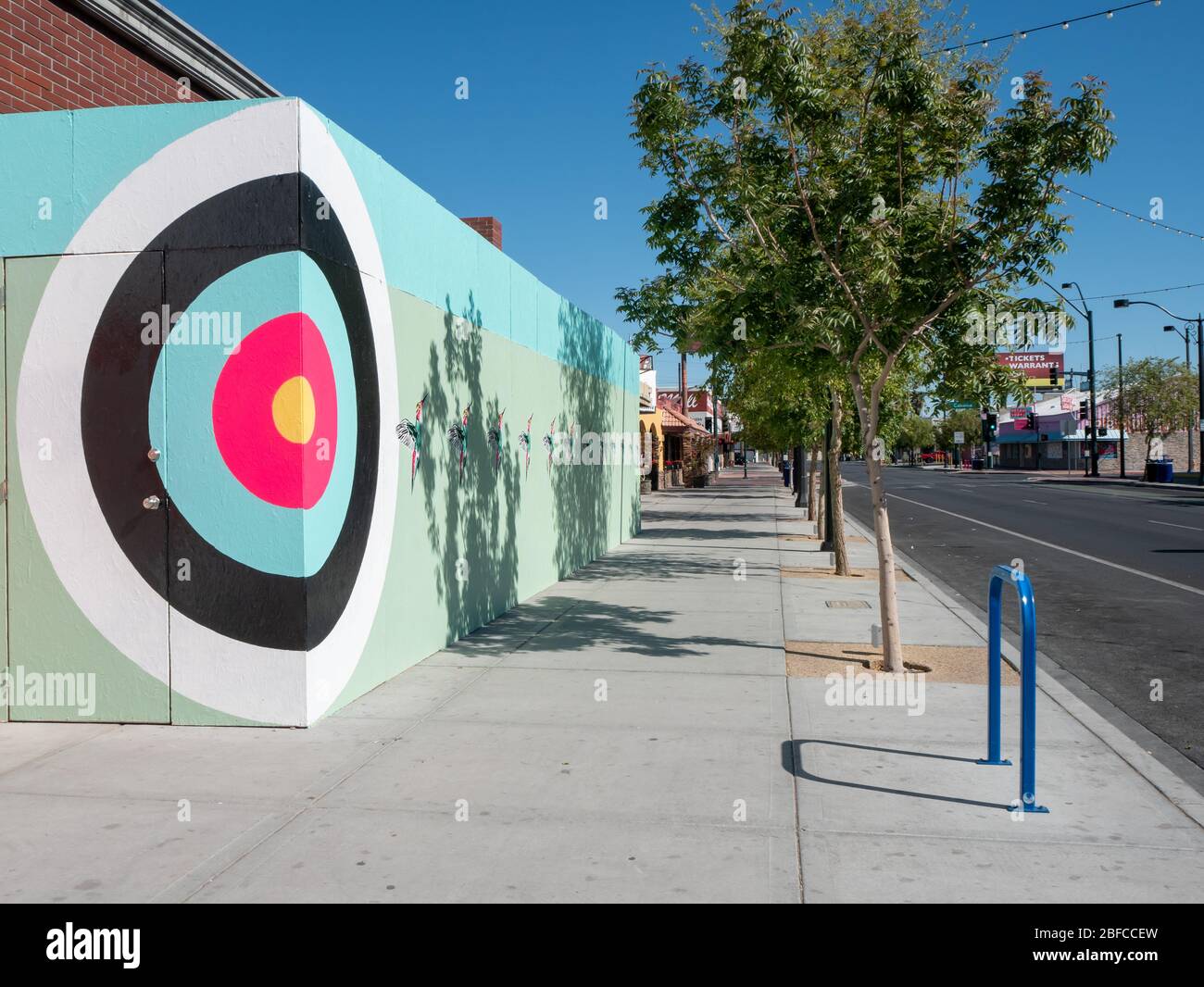 11 aprile 2020, Las Vegas, Nevada, USA, deserta marciapiede e strada nel quartiere delle Arti, centro a causa di Covid-19 chiuso Foto Stock