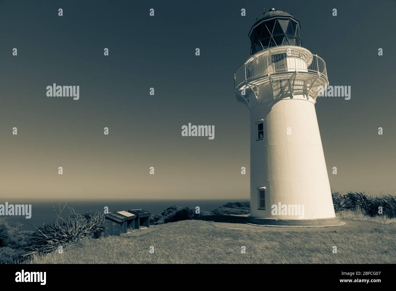 Faro al punto più orientale della Nuova Zelanda in monocromia. Foto Stock