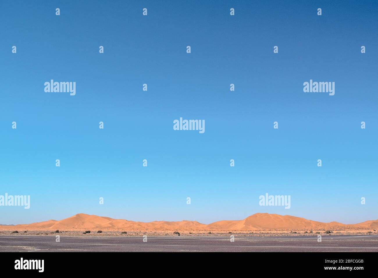 Dune di sabbia del deserto del Sahara con cielo blu vuoto (Marocco) Foto Stock