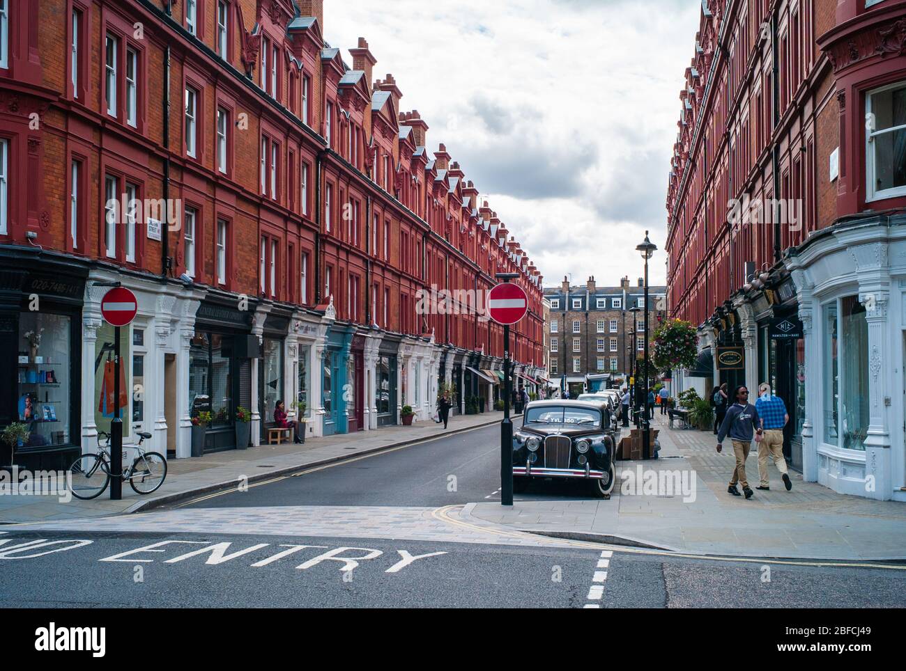 Londra, Inghilterra, Regno Unito, 24 2016 maggio: Chiltern Street con file di negozi in edifici Old Red Brick. A Shopping Street a Marylebone, Londra, Foto Stock