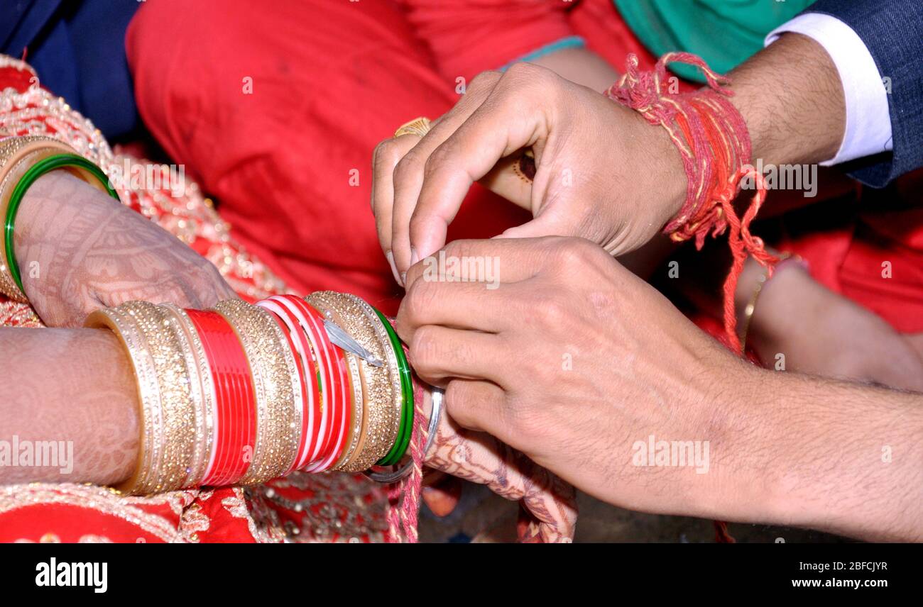 Coppia indiana gioco gioco gioco di pesca anello nella cerimonia nuziale dell'India Foto Stock Coppia indiana gioco gioco gioco di pesca anello nella cerimonia nuziale dell'India Foto Stock