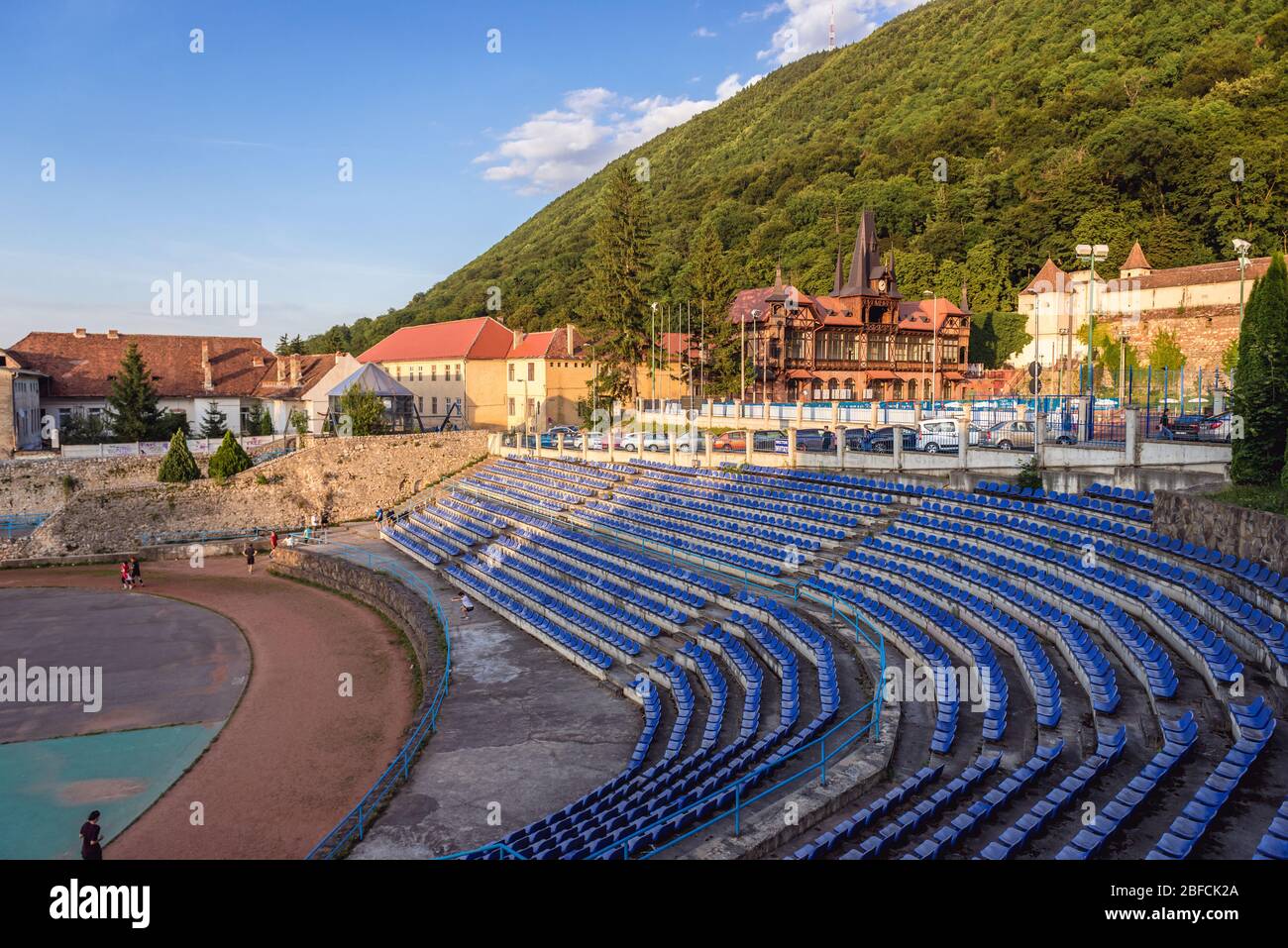 Stadio sportivo Ion Tiria di alta Sport a Brasov, il centro amministrativo della contea di Brasov, Romania - vista con Bastione di Weavers su un lato destro Foto Stock