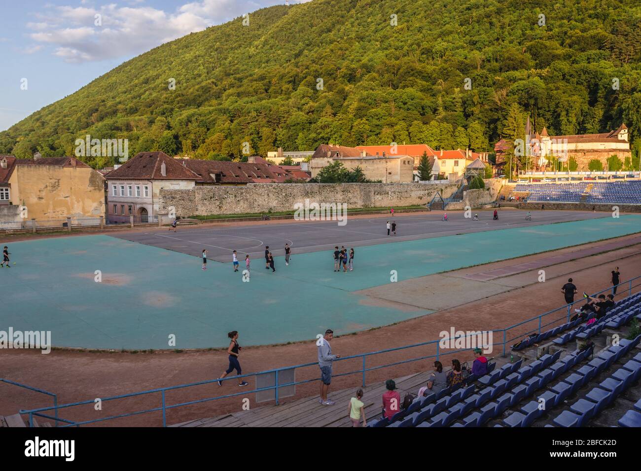 Stadio sportivo Ion Tiria di alta Sport a Brasov, il centro amministrativo della contea di Brasov, Romania - vista con Bastione di Weavers su un lato destro Foto Stock