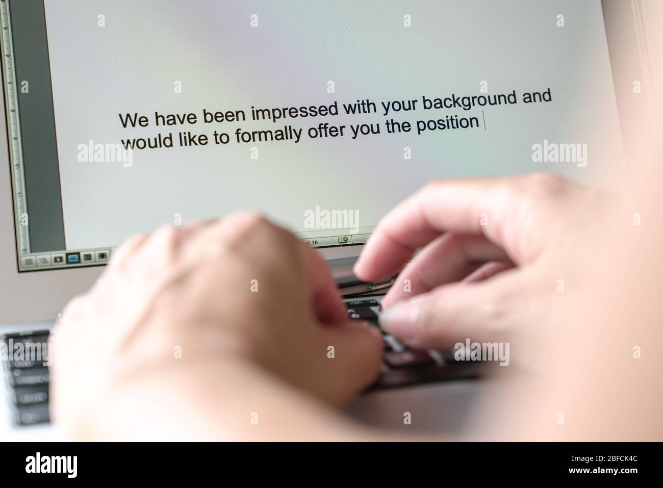 Donna che digita la lettera di offerta sul suo computer. Concetto di occupazione o di offerta di lavoro. Foto Stock