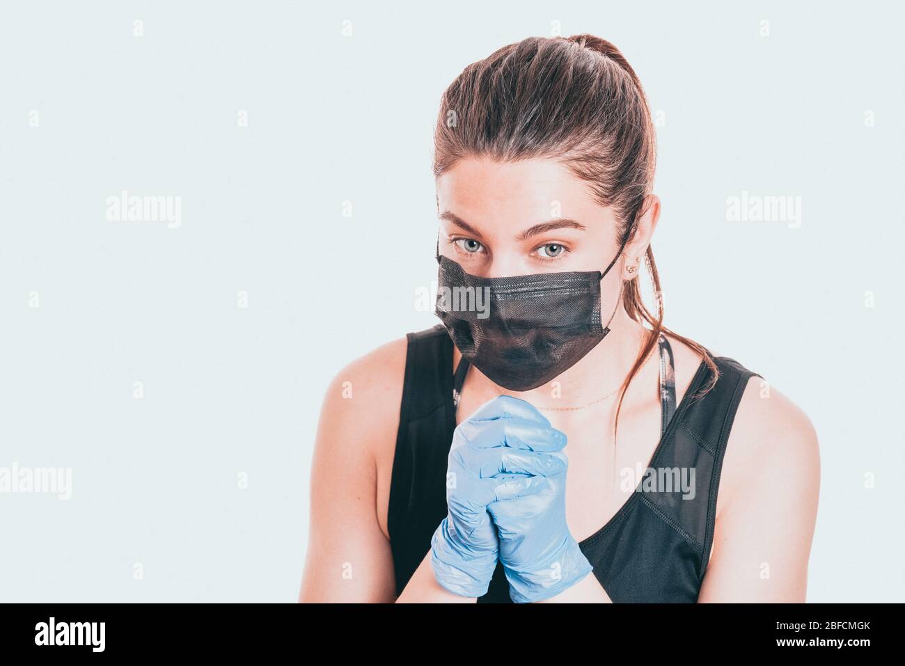 Immagine della giovane donna caucasica abiti maschera facciale medica, guanti monouso, il migliore desiderio, pregare per i malati, ottenere infettato con coronaviru Foto Stock