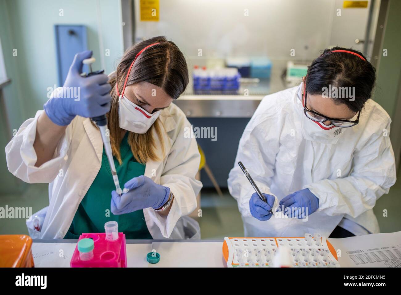 Roma, Italia. 17 Aprile 2020. Personale medico lavora presso il laboratorio di analisi chimica del dipartimento scientifico del Celio Military Polyclin Hospital (Policlinico Militare Celio) dove è stato sequenziato il genoma di Coronavirus (COVID-19) (Foto di Davide Fracassi/Pacific Press) Credit: Pacific Press Agency/Alamy Live News Foto Stock