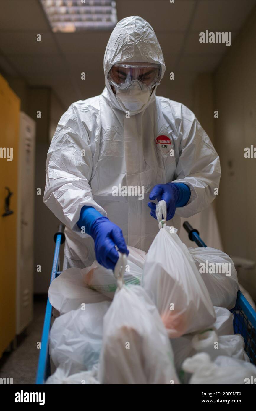 Roma, Italia. 17 Aprile 2020. Il personale sanitario lavora all'interno dell'area Covid dell'Ospedale militare di Policlinico Militare Celio, dove è stato sequenziato il genoma di Coronavirus (COVID-19). (Foto di Davide Fracassi/Pacific Press) Credit: Pacific Press Agency/Alamy Live News Foto Stock