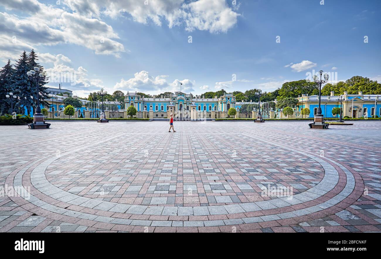 Donna in camicia rossa a piedi nella parte anteriore del palazzo Mariinsky sulla giornata di sole, Kiev, Ucraina Foto Stock