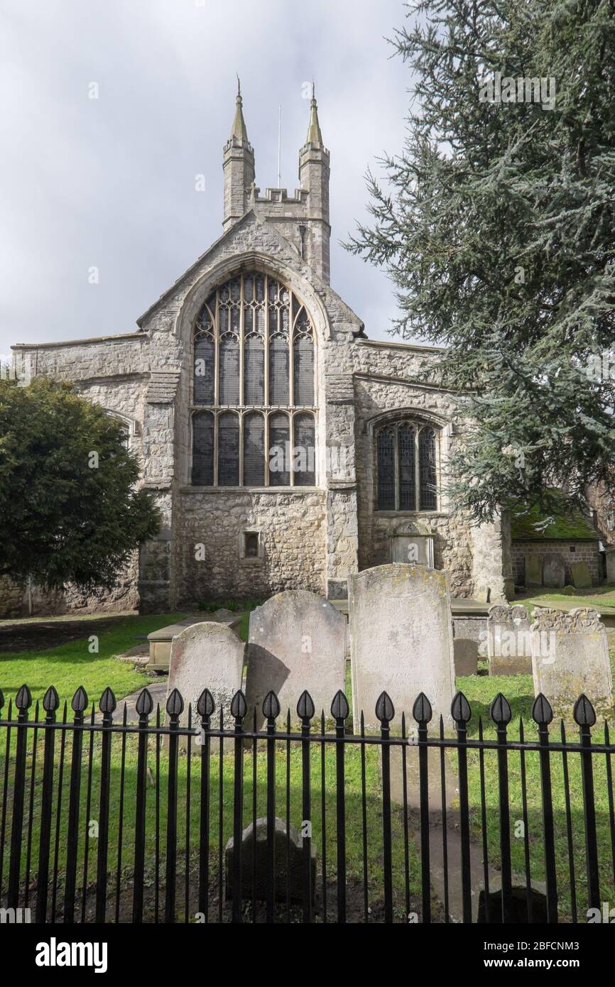 Ashford, Kent, Regno Unito - 9 marzo 2020: Cimitero con tombe e ringhiere alla Chiesa di Santa Maria Vergine Foto Stock