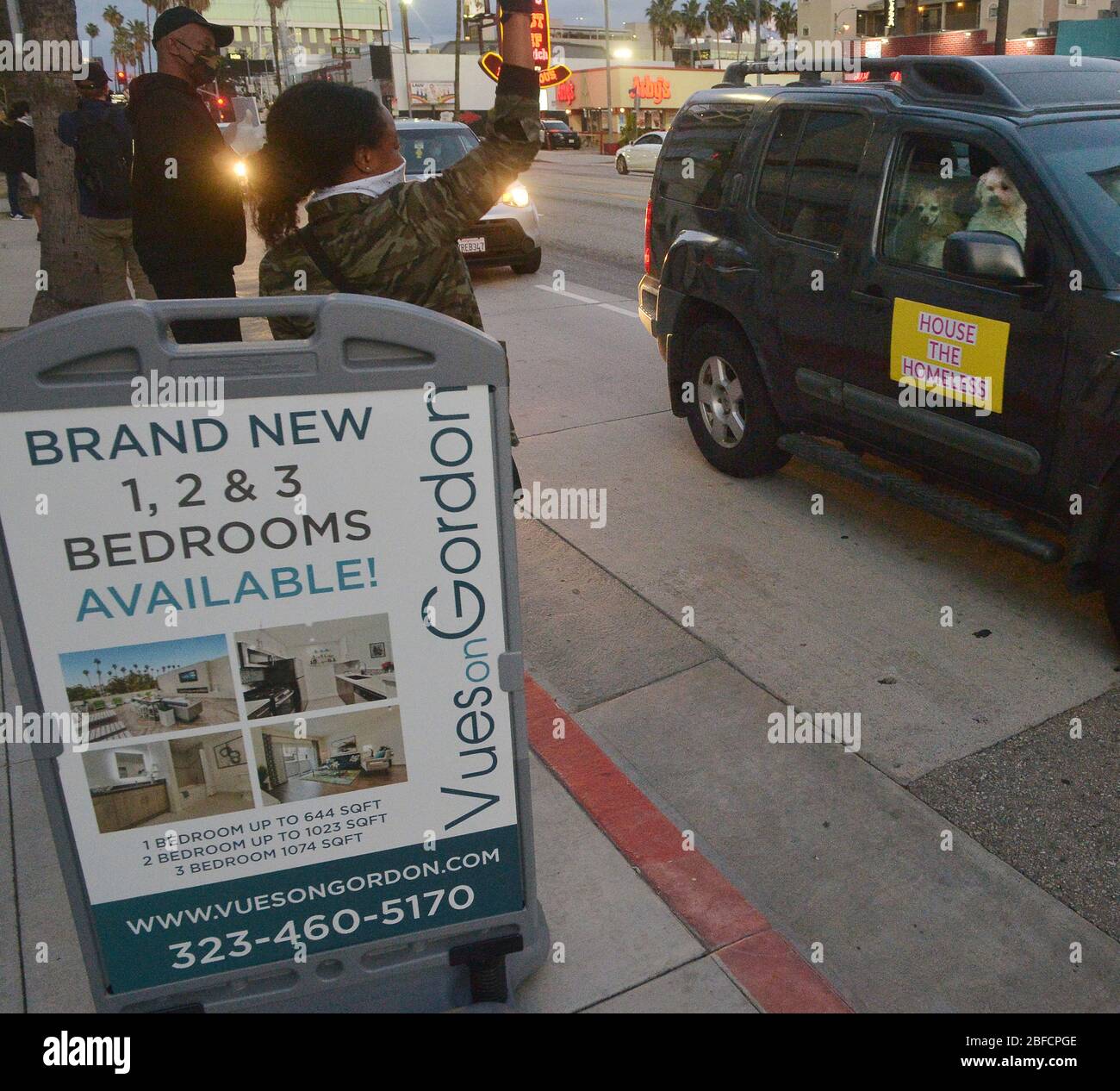 Los Angeles, Stati Uniti. 17 Aprile 2020. I manifestanti provenienti da abitazioni sono un cerchio umano di destra in una carovana di veicoli intorno e vicino alla torre di Sunset Gordon a 22 piani vacante, Chiedendo che l'edificio 'sia rapidamente riutilizzato come alloggio per i senzatetto da parte di funzionari governativi sotto l'egida della recente dichiarazione di emergenza pandemica-guidato dello stato' nella sezione Hollywood di Los Angeles Venerdì, 17 aprile 2020. Foto di Jim Ruymen/UPI Credit: UPI/Alamy Live News Foto Stock