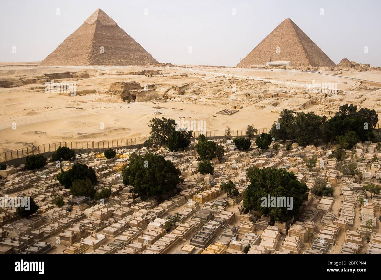 Cimitero locale moderno in dalle grandi piramidi a Giza, Egitto. Foto Stock