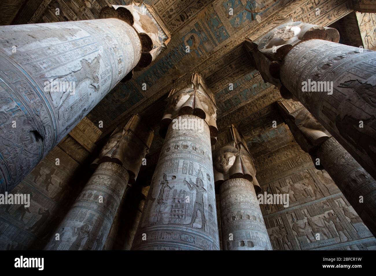 Colonne all'interno del Tempio di Hathor a Dendera vicino Luxor, Egitto. Foto Stock