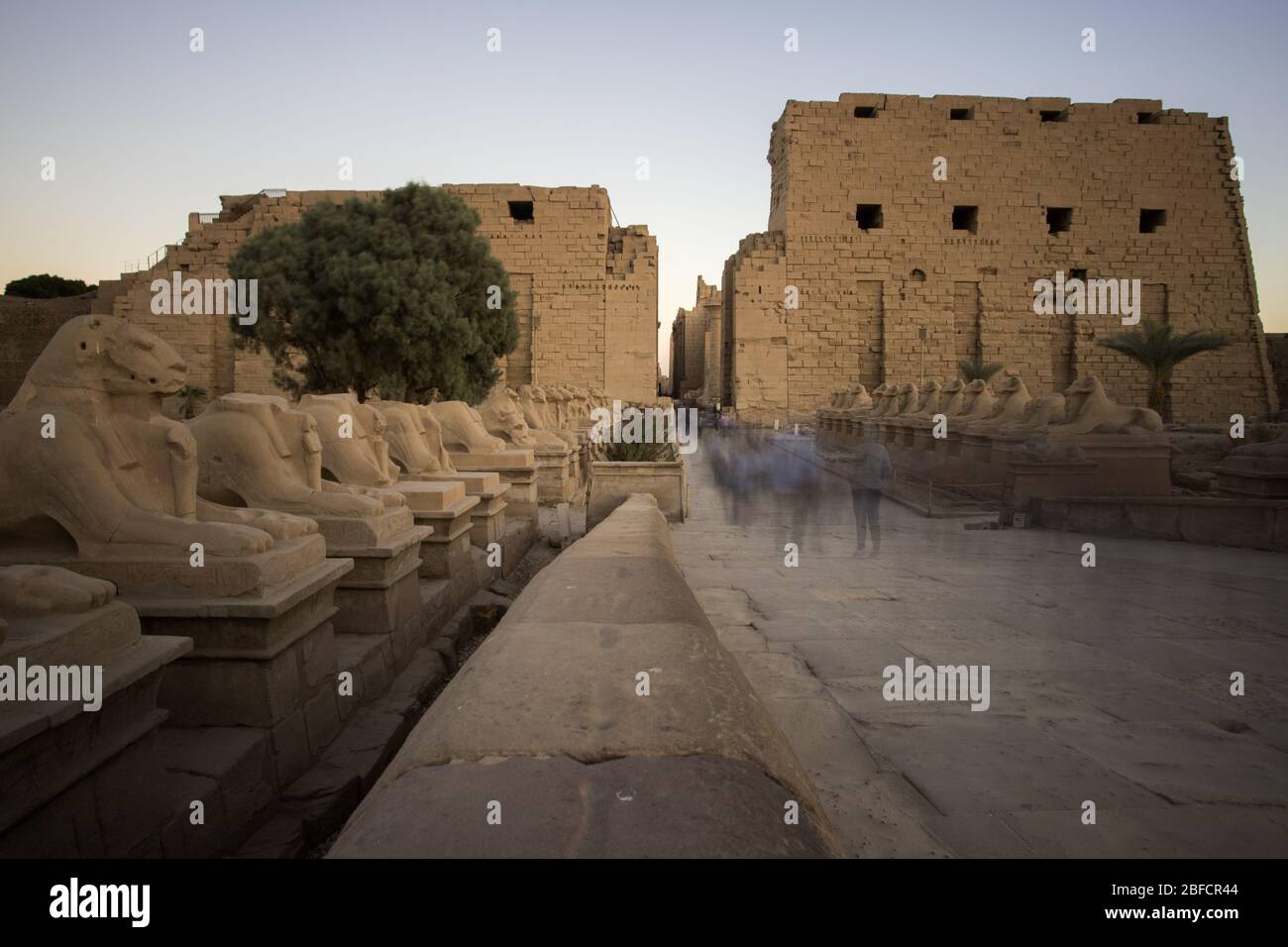 Turisti che affollano l'ingresso del Tempio di Karnak e il Precinct di Amun-Re alla periferia di Luxor, Egitto. Foto Stock