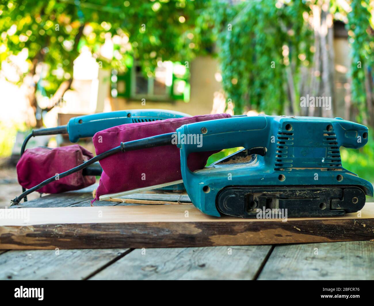 Lavorazione del legno. Due macchine di molatura su un pannello Foto Stock