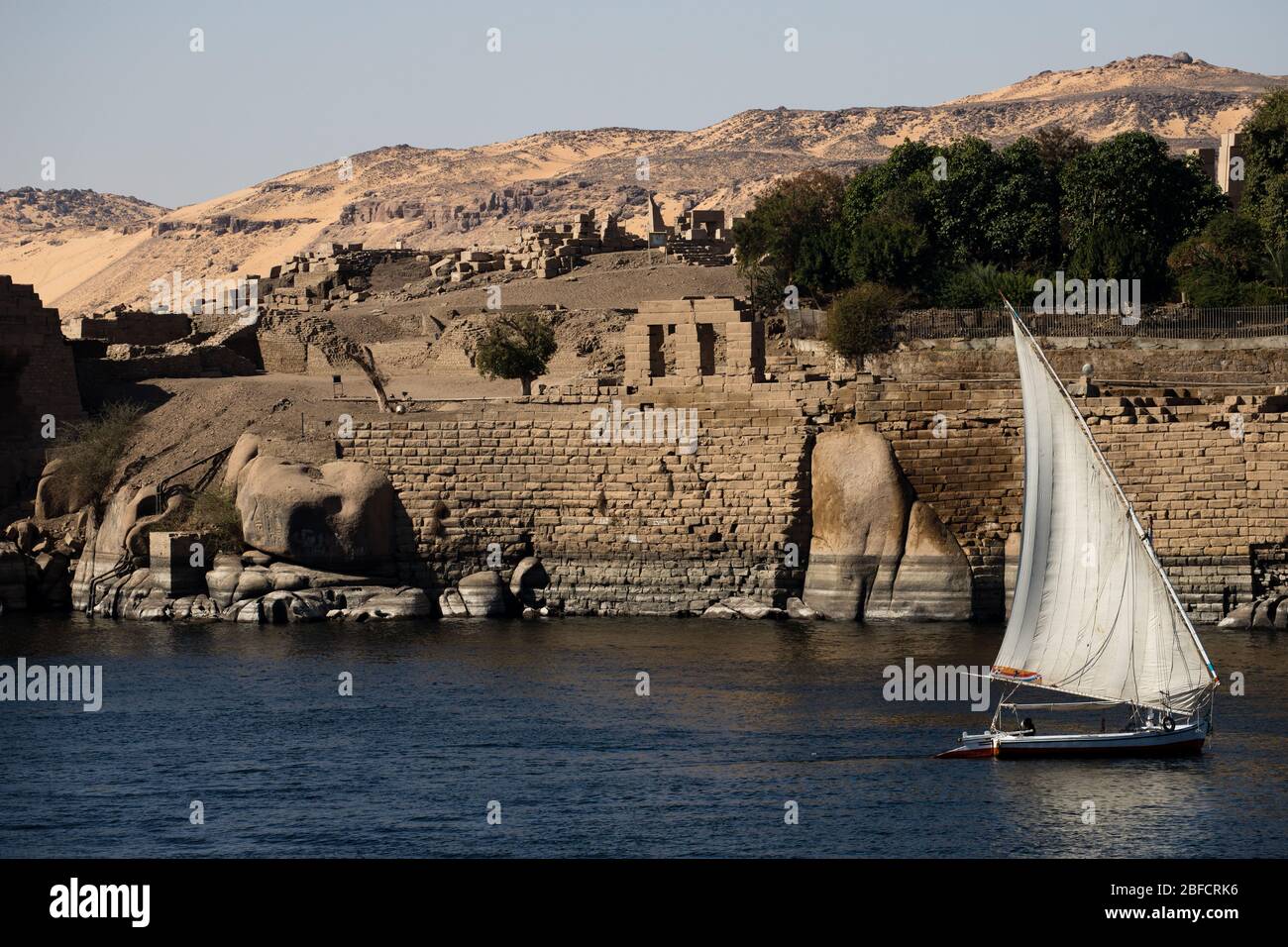 Una feluca naviga lungo la riva dell'Isola Elefantina a Luxor, Egitto. Foto Stock