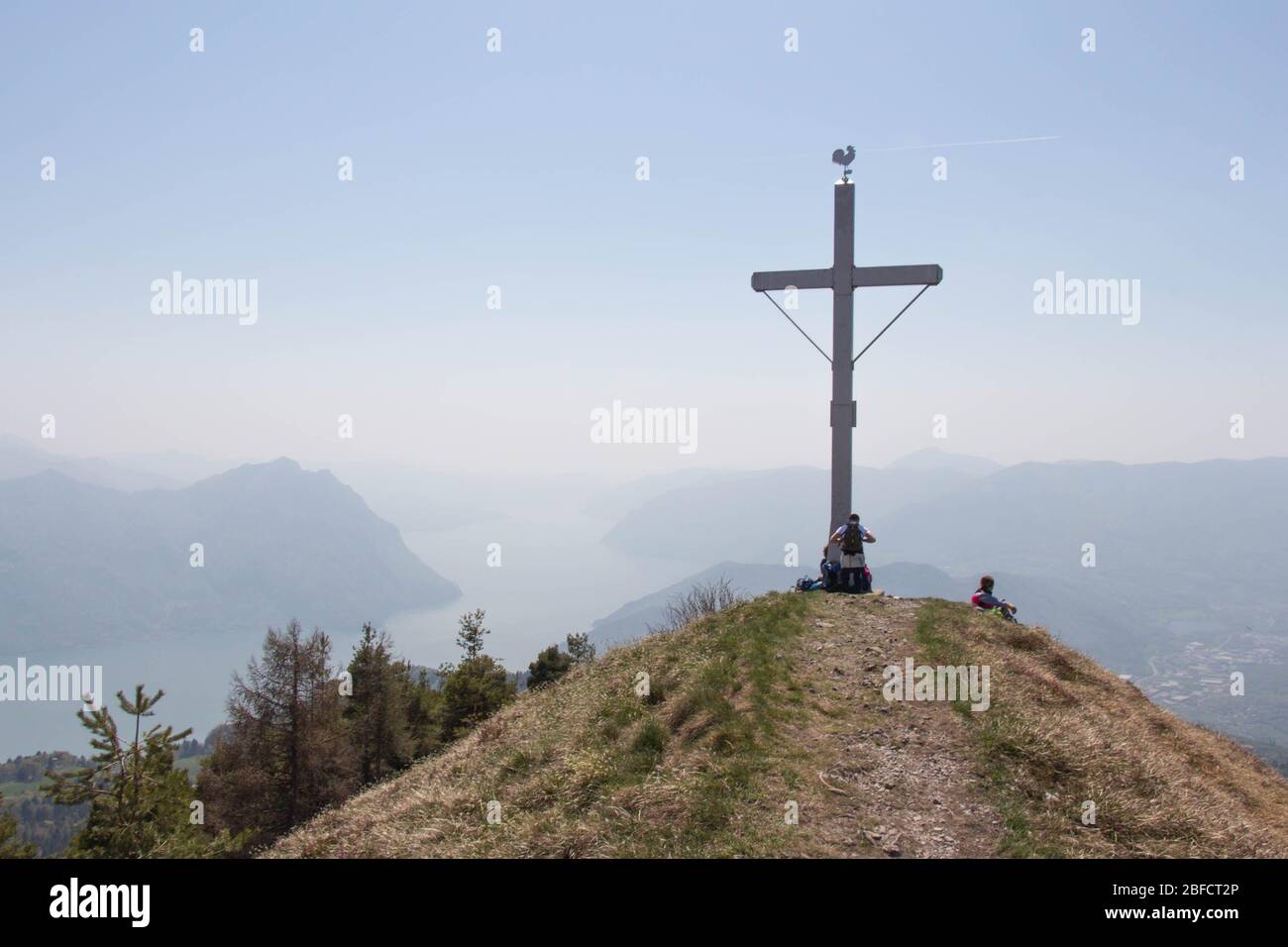 Italia, Lombardia - Aprile 22 2018: La vista della cima colombina con i turisti, croce e cielo blu sullo sfondo il 22 2018 Aprile in Italia. Foto Stock